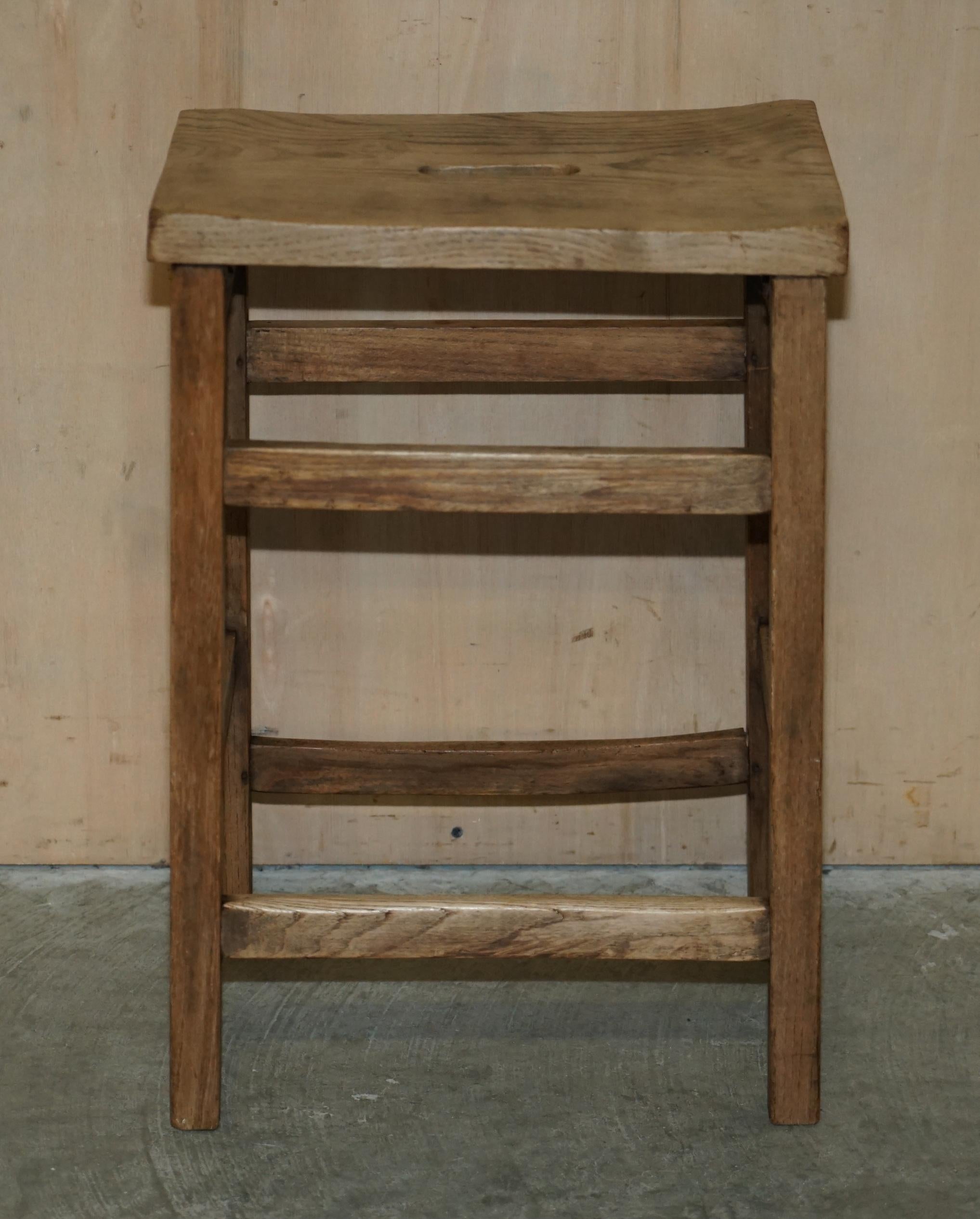 Antigüedades de la Casa Real

Royal House Antiques se complace en ofrecer a la venta este impresionante taburete de bar de artista de olmo inglés del siglo XIX con tapa de asa.

Por favor, tenga en cuenta que la tarifa de entrega indicada es sólo