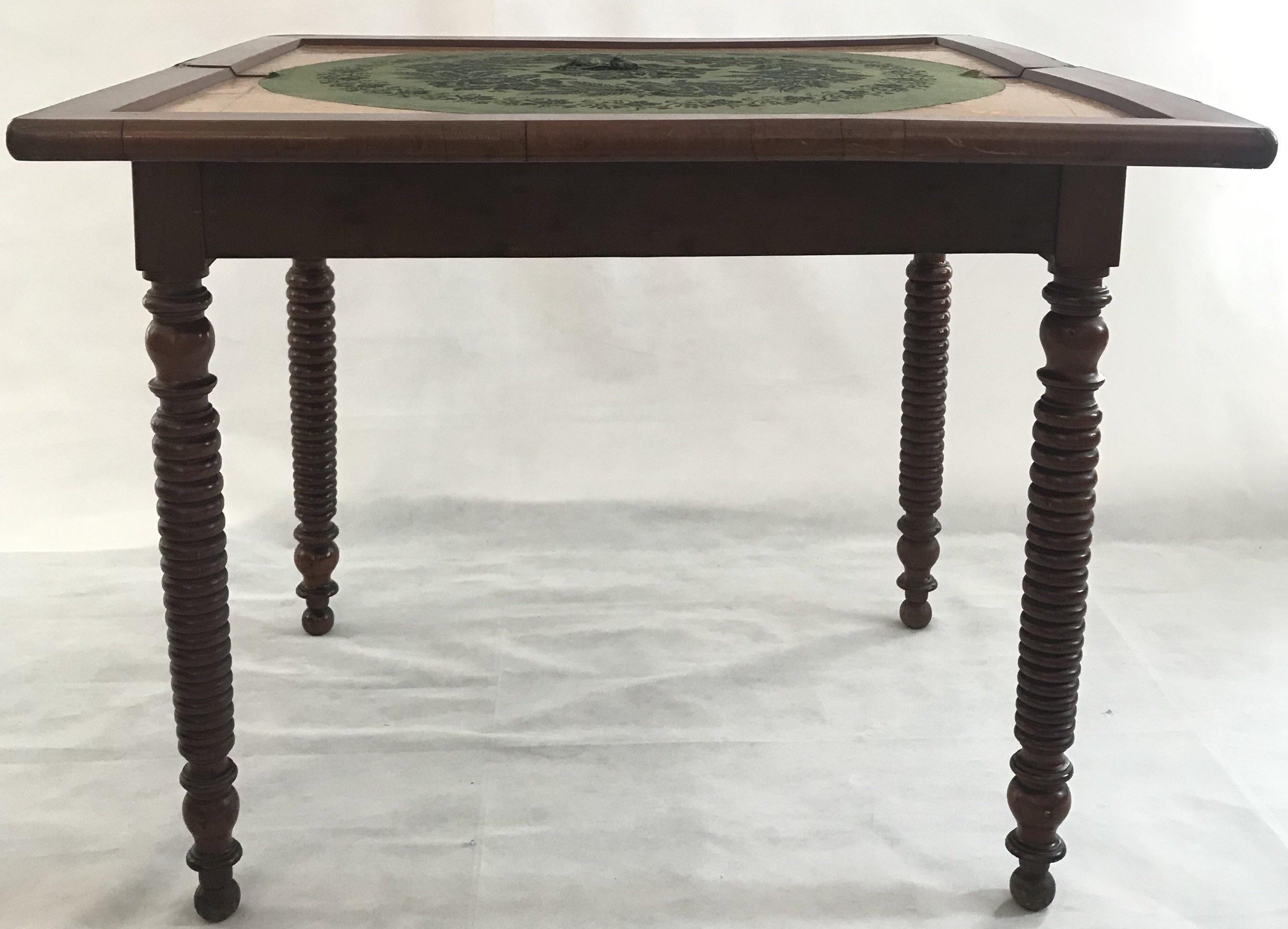 Français Ravissante table de jeu ou console provinciale française du 19ème siècle en noyer en vente