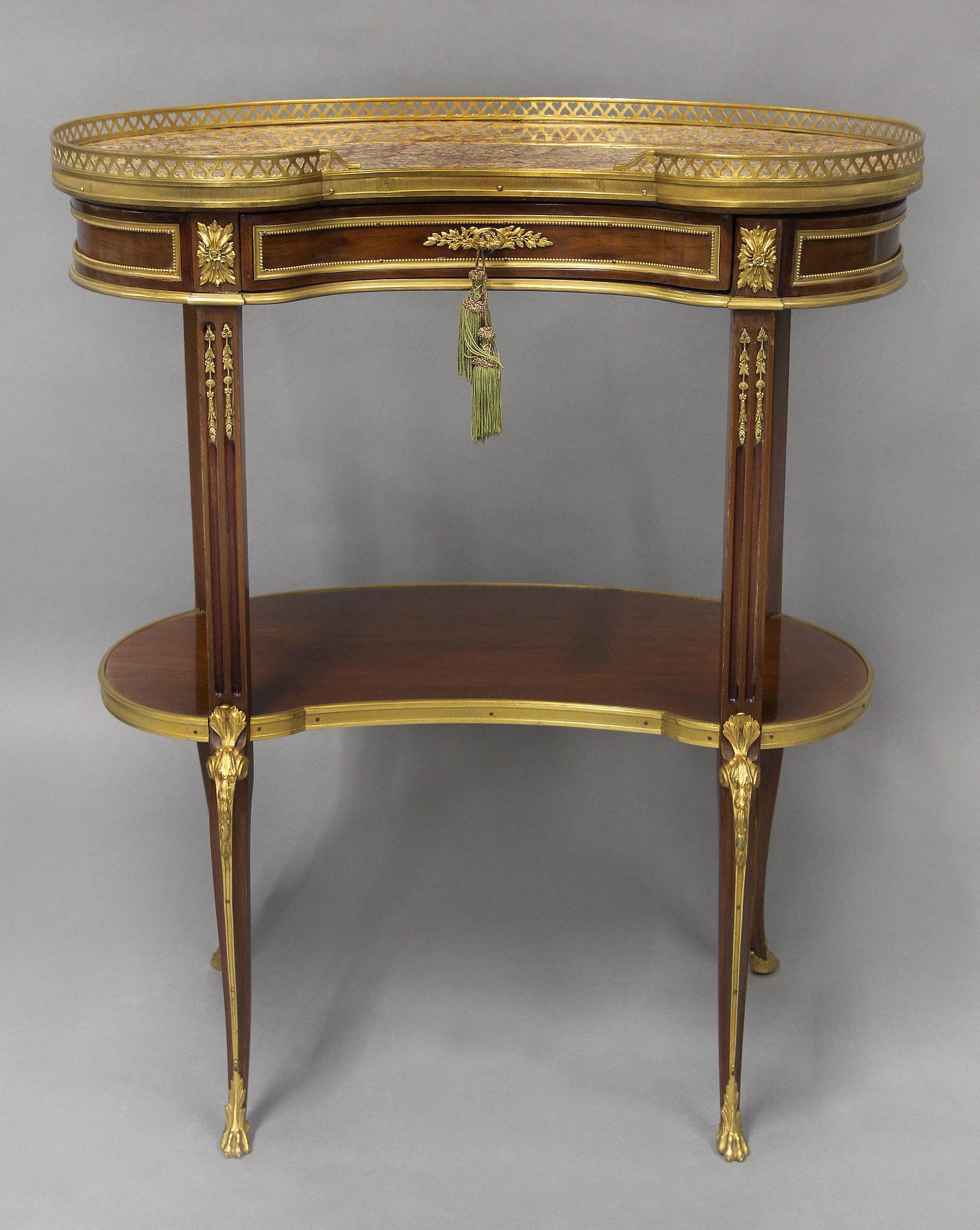 Belle Époque Charmante table d'appoint en acajou du 19e siècle, en forme de rein, montée sur bronze doré en vente
