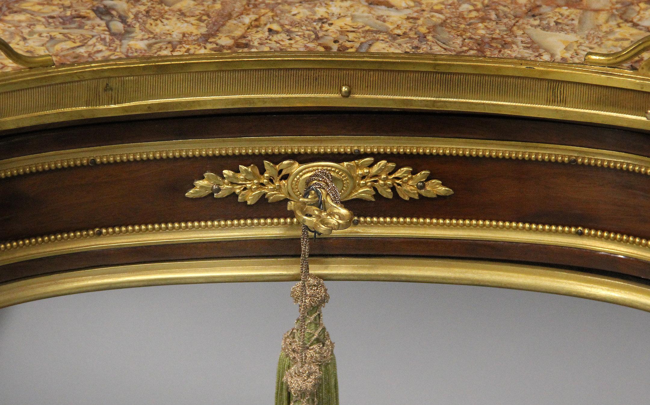 Français Charmante table d'appoint en acajou du 19e siècle, en forme de rein, montée sur bronze doré en vente