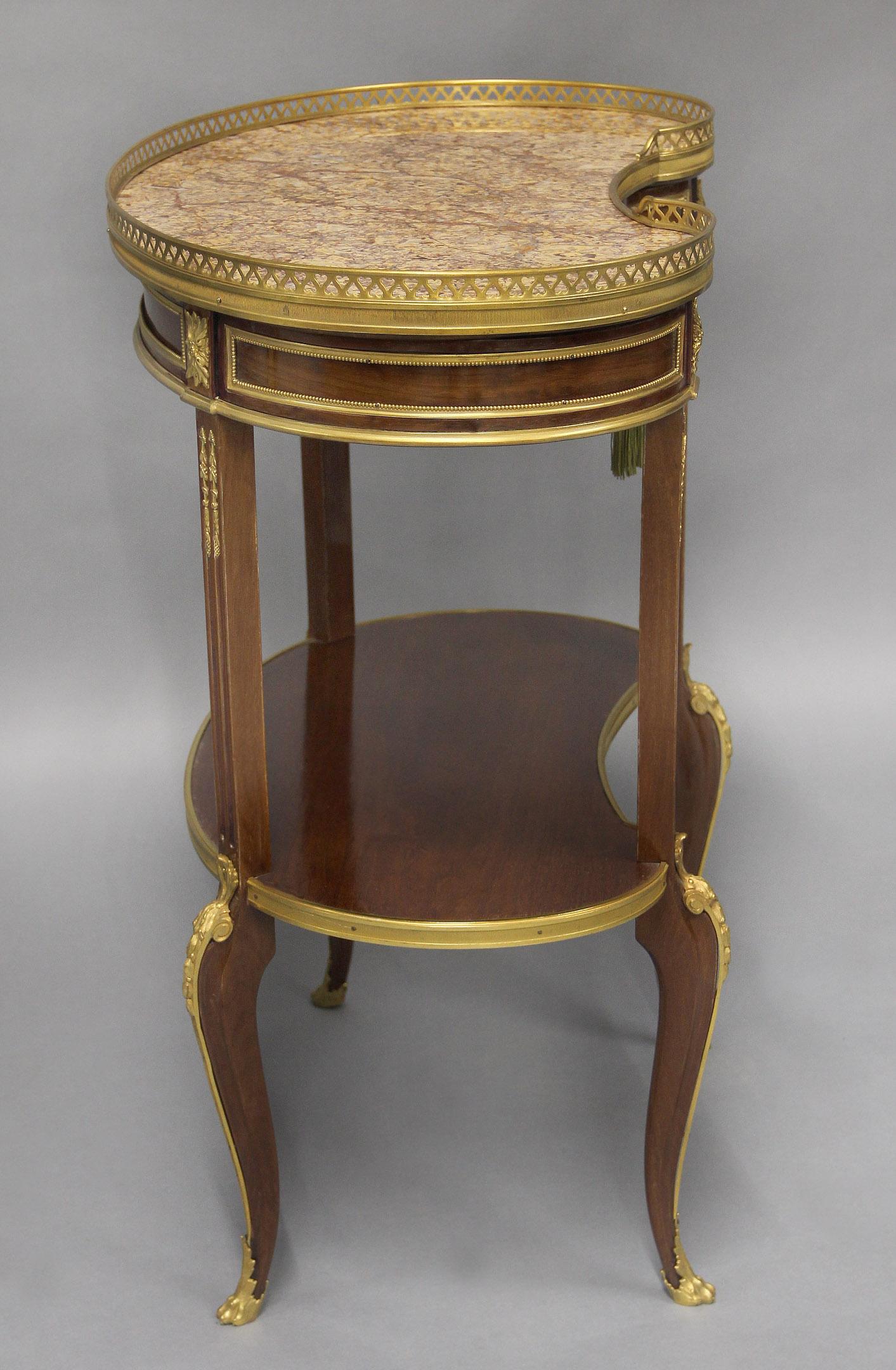 Doré Charmante table d'appoint en acajou du 19e siècle, en forme de rein, montée sur bronze doré en vente