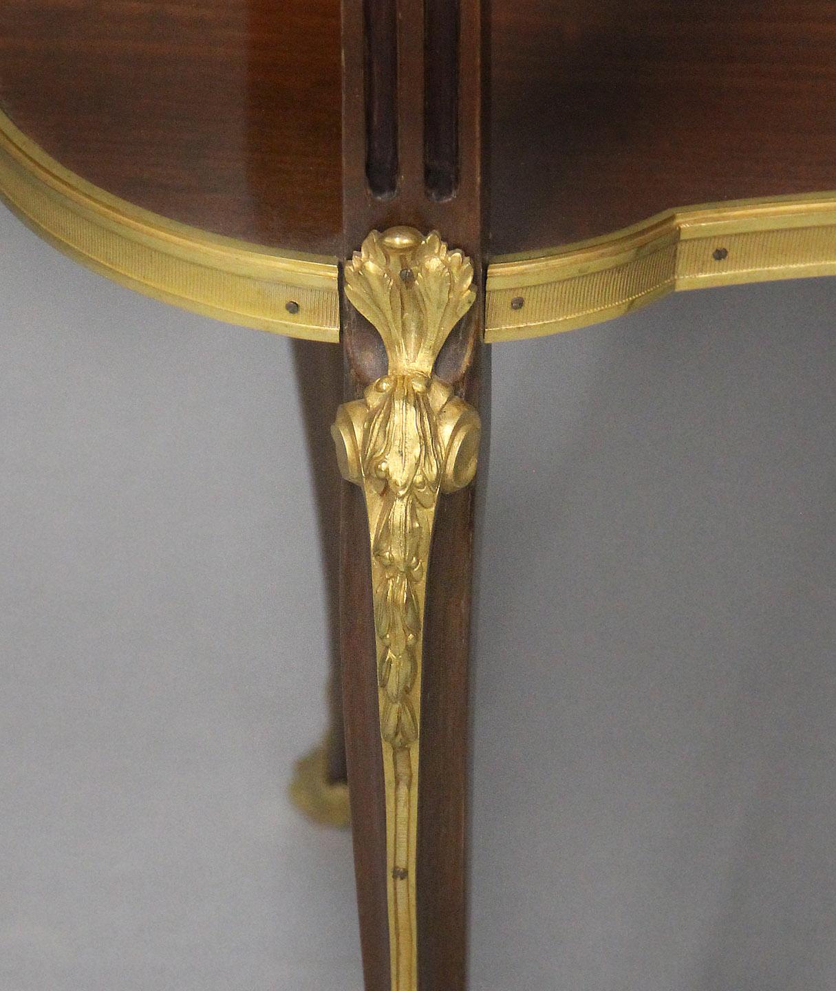 Charmante table d'appoint en acajou du 19e siècle, en forme de rein, montée sur bronze doré Bon état - En vente à Long Island City, NY