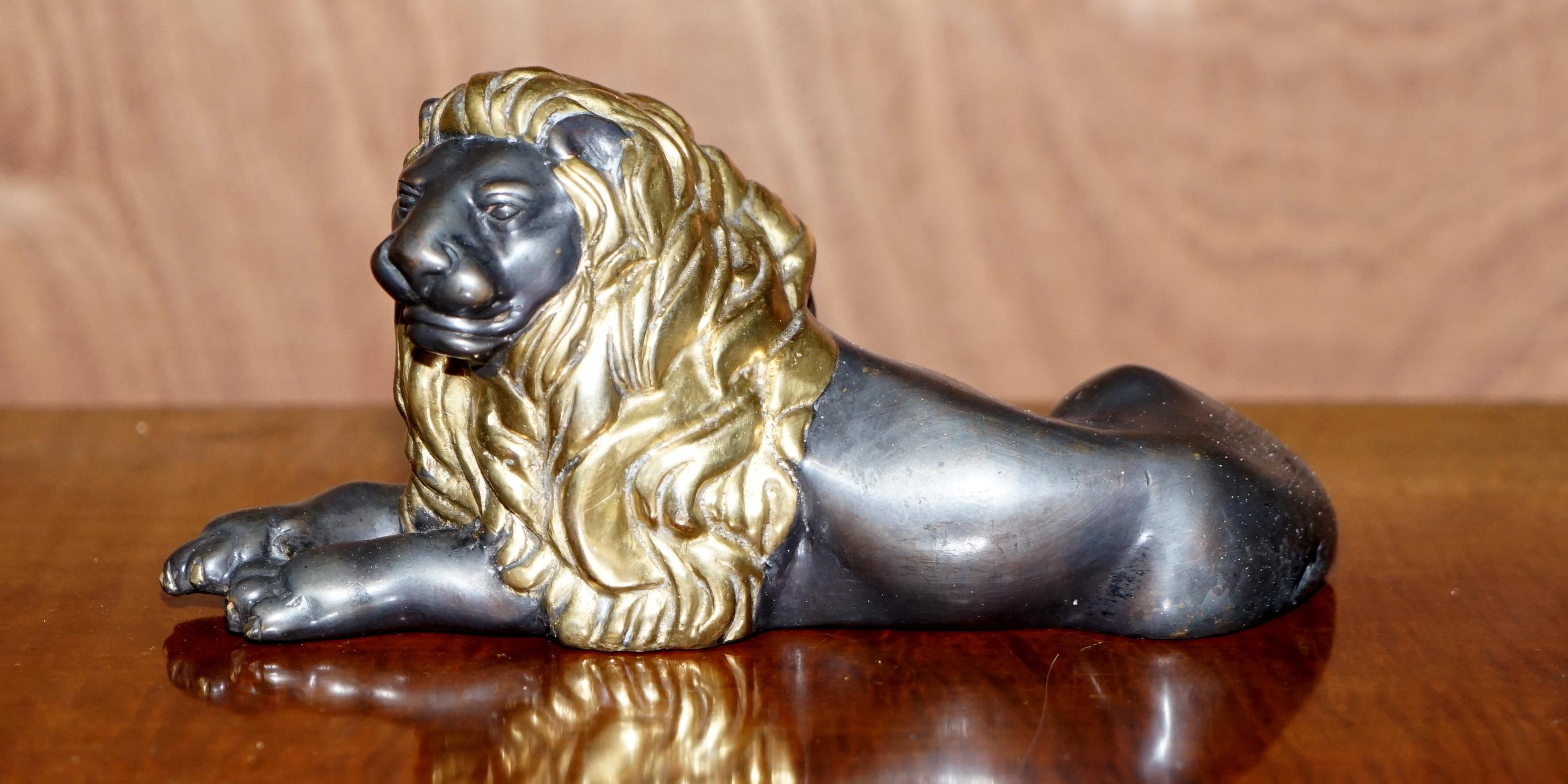 Wir freuen uns sehr, diesen atemberaubenden italienischen Grand Tour Recumbent Lion aus dem späten 19. 

Ein sehr gut aussehendes und dekoratives Stück, das in jeder Umgebung teuer und wichtig aussieht

Diese Stücke wurden von jungen