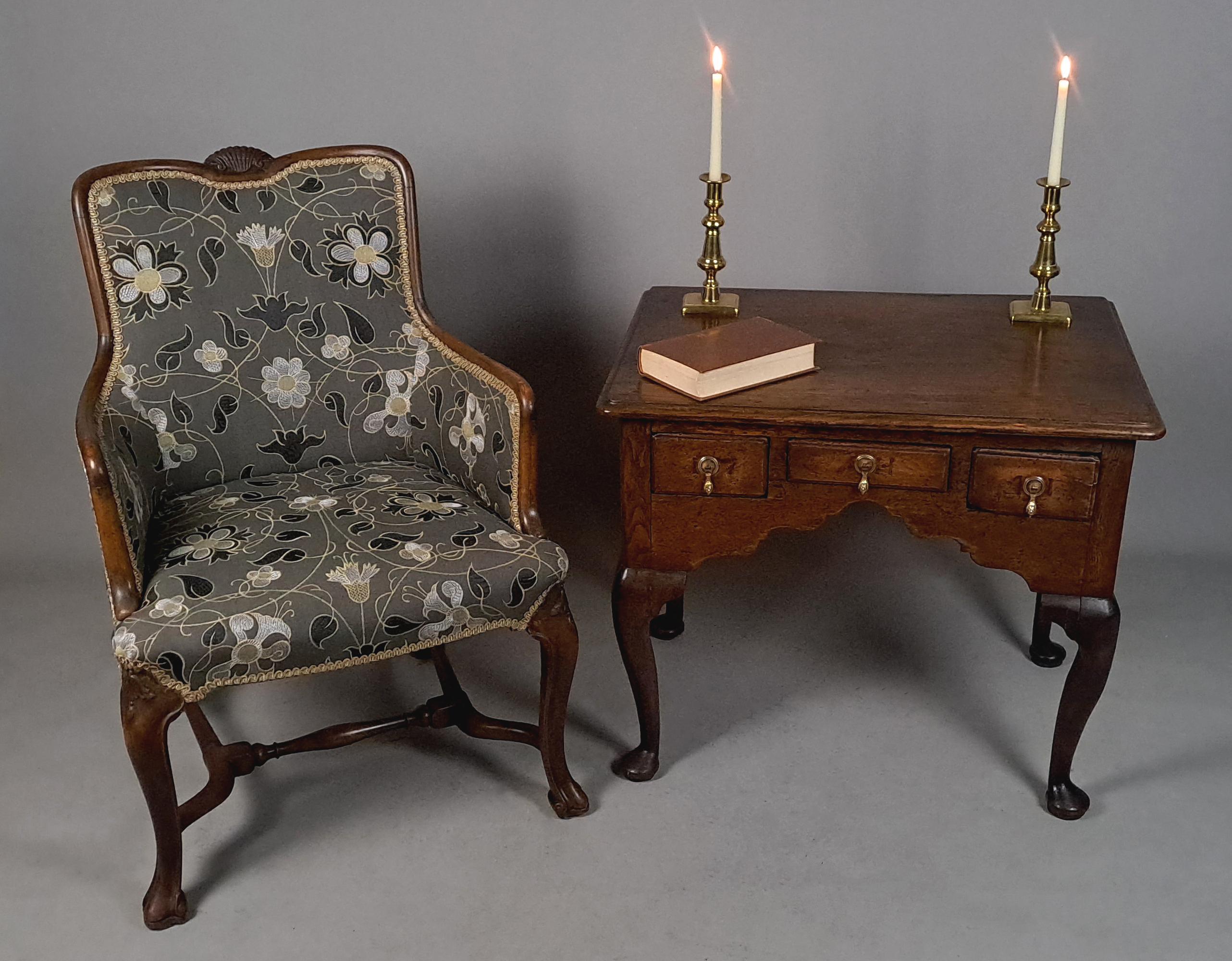 Una comoda e bellissima poltrona alata della metà del XIX secolo - ampia e profonda - rivestita di recente in un tessuto di lana e lino di alta qualità.

La struttura della sedia è in mogano e ha un design Queen Anne con belle gambe a cabriola