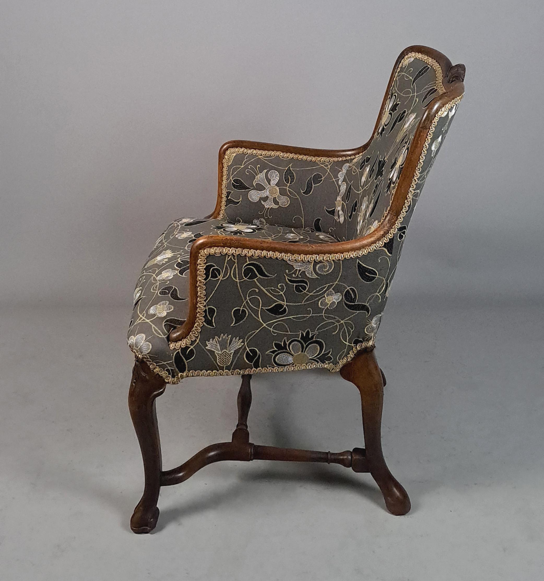 Graziosa sedia a braccio ad ala del XIX secolo in stile Queen Anne, 1850 ca. in vendita 3