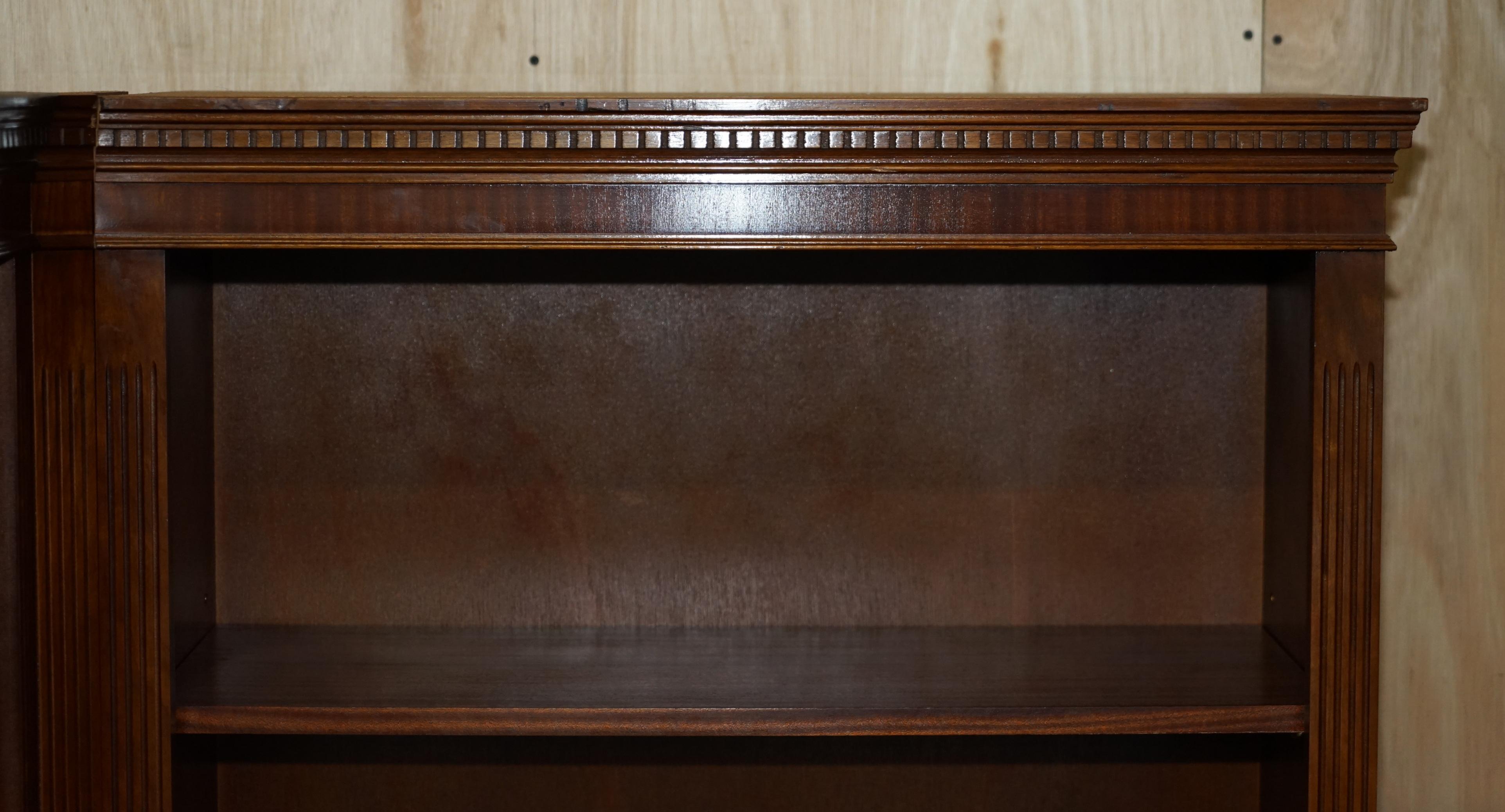 Lovely 2 Piece Flamed Hardwood Open Library Bookcase Part of a Paired Suite In Good Condition For Sale In West Sussex, Pulborough