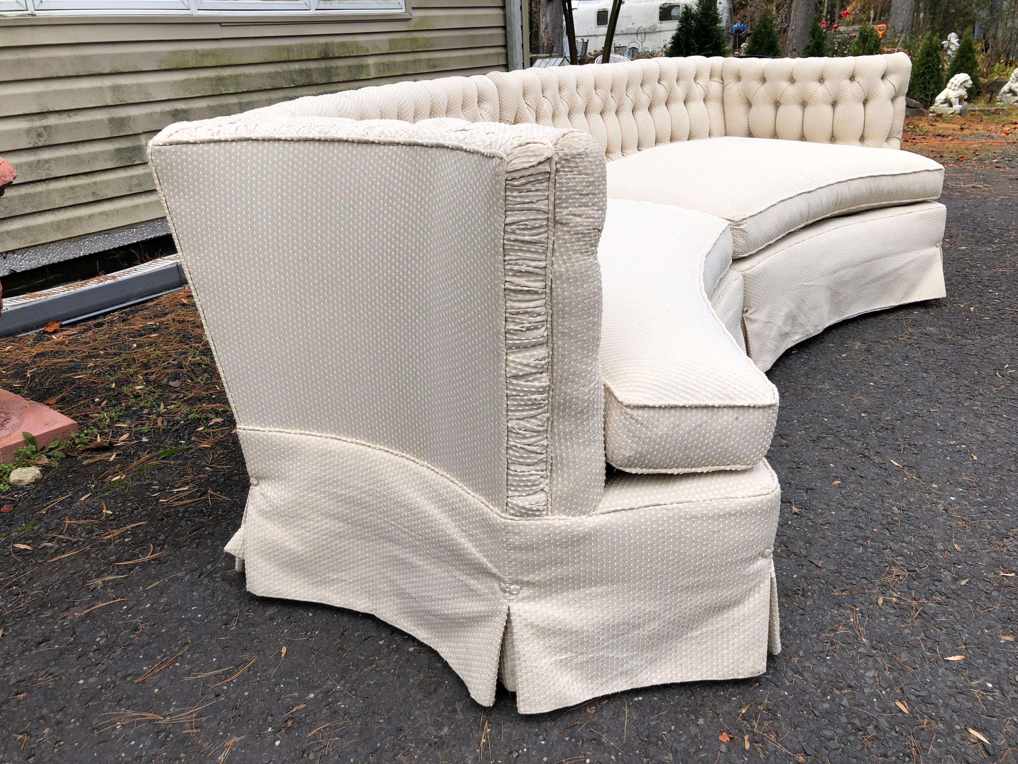 Custom Stylish Marge Carson 2 Stück gebogene Sofa mit getufteten Design in einem benutzerdefinierten strukturierten
genähter Stoff. Dieses gut verarbeitete Sofa zeigt nur leichte Abnutzungserscheinungen und sieht so, wie es ist, immer noch gut aus. 