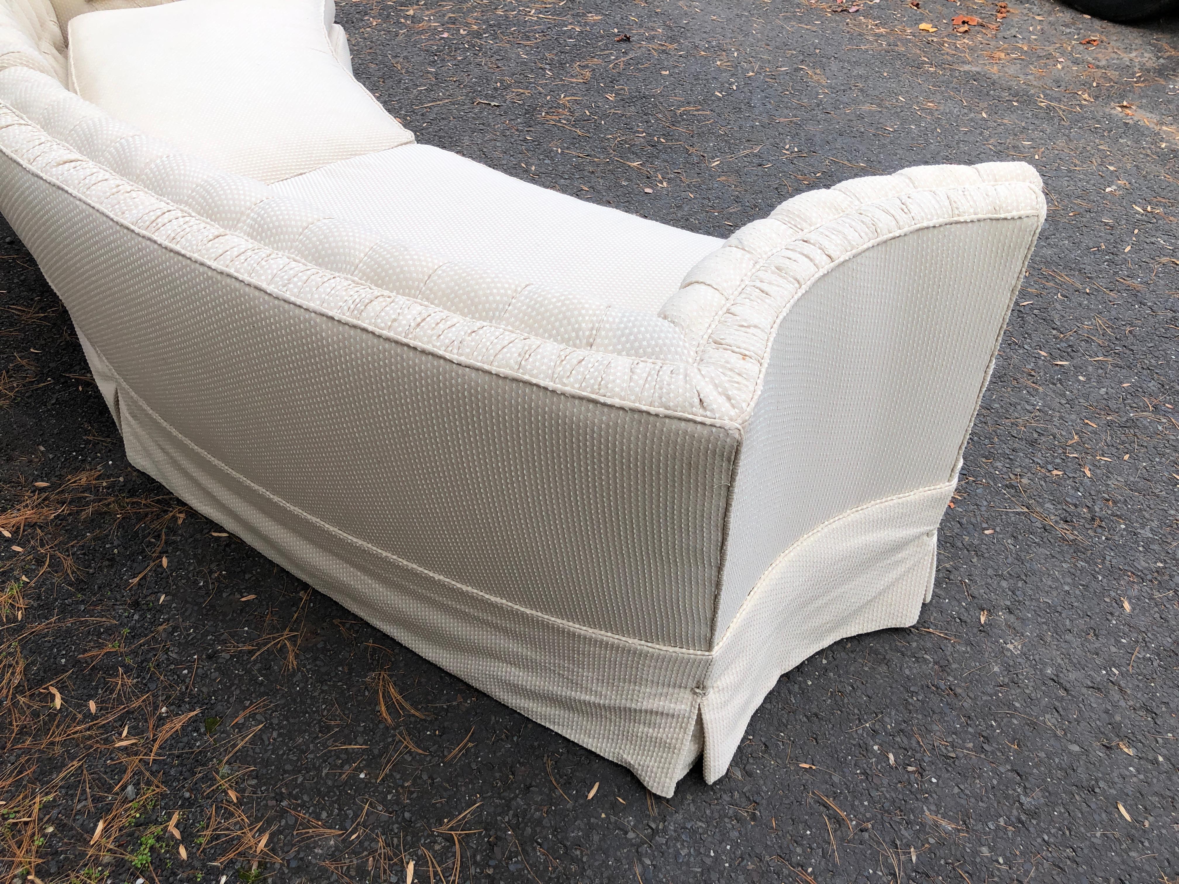 Wunderschönes 2 Stück Marge Carson geschwungenes Sofa mit getufteter Rückenlehne, Mid-Century Modern im Zustand „Gut“ im Angebot in Pemberton, NJ