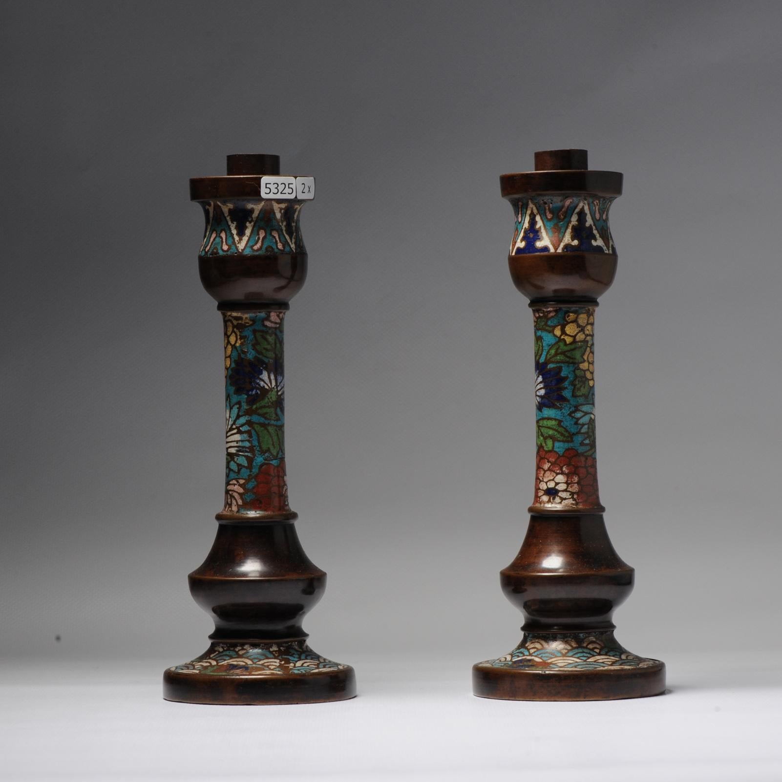 Lovely 20c Antique Meiji/Taisho Period Japanese Candle Sticks Bronze Cloisonne In Fair Condition In Amsterdam, Noord Holland