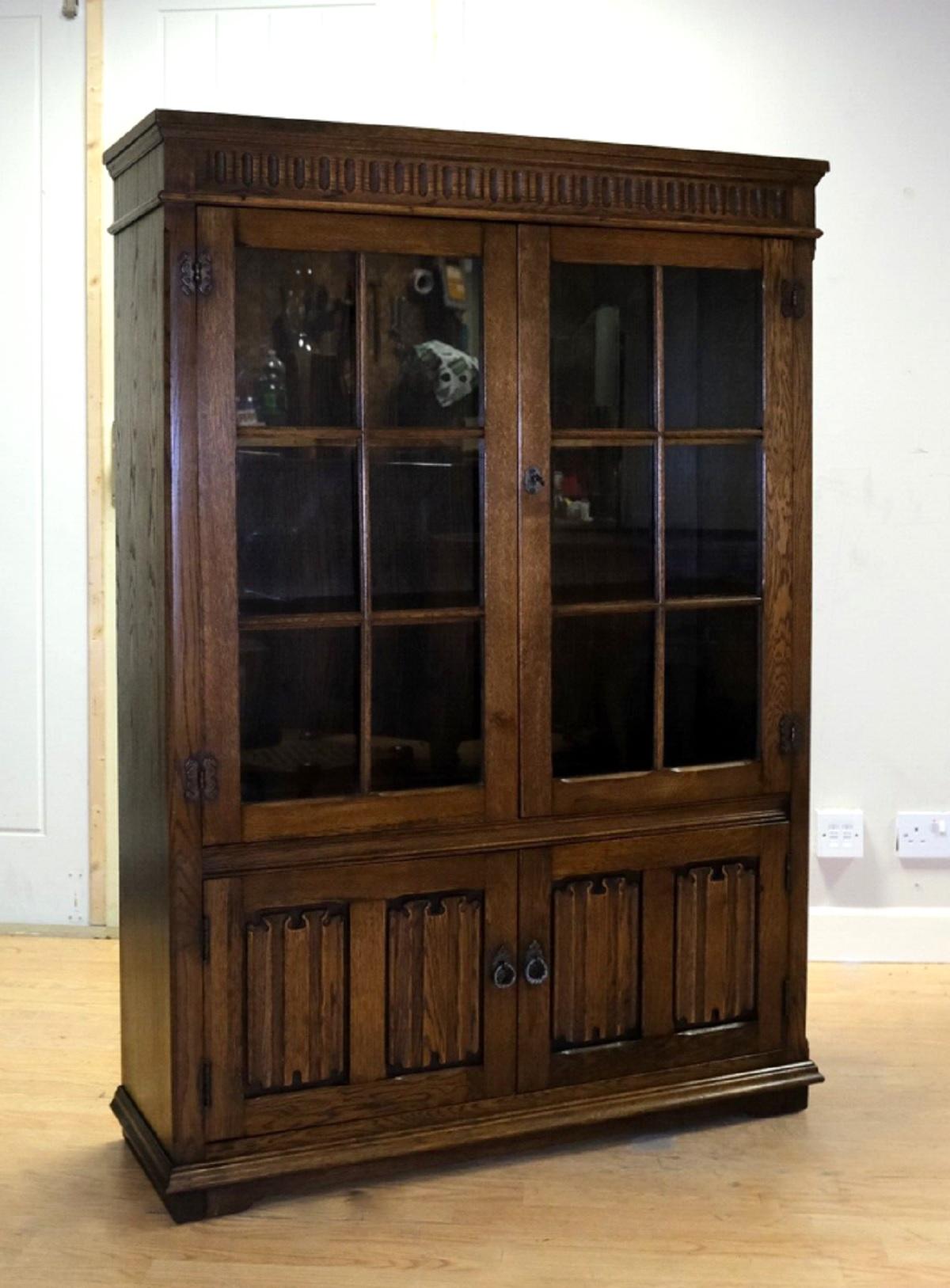 Country LOVELY 20TH CENTURY BROWN OAK DiSPLAY CABINET WITH KEY & ADJUSTABLE SHELVES
