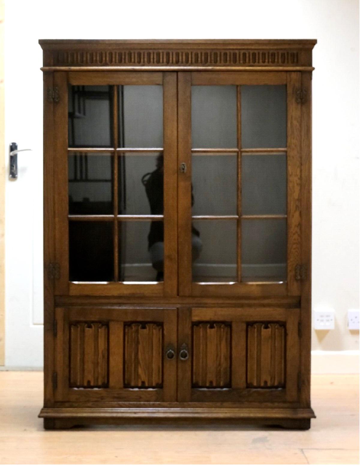 Hand-Crafted LOVELY 20TH CENTURY BROWN OAK DiSPLAY CABINET WITH KEY & ADJUSTABLE SHELVES