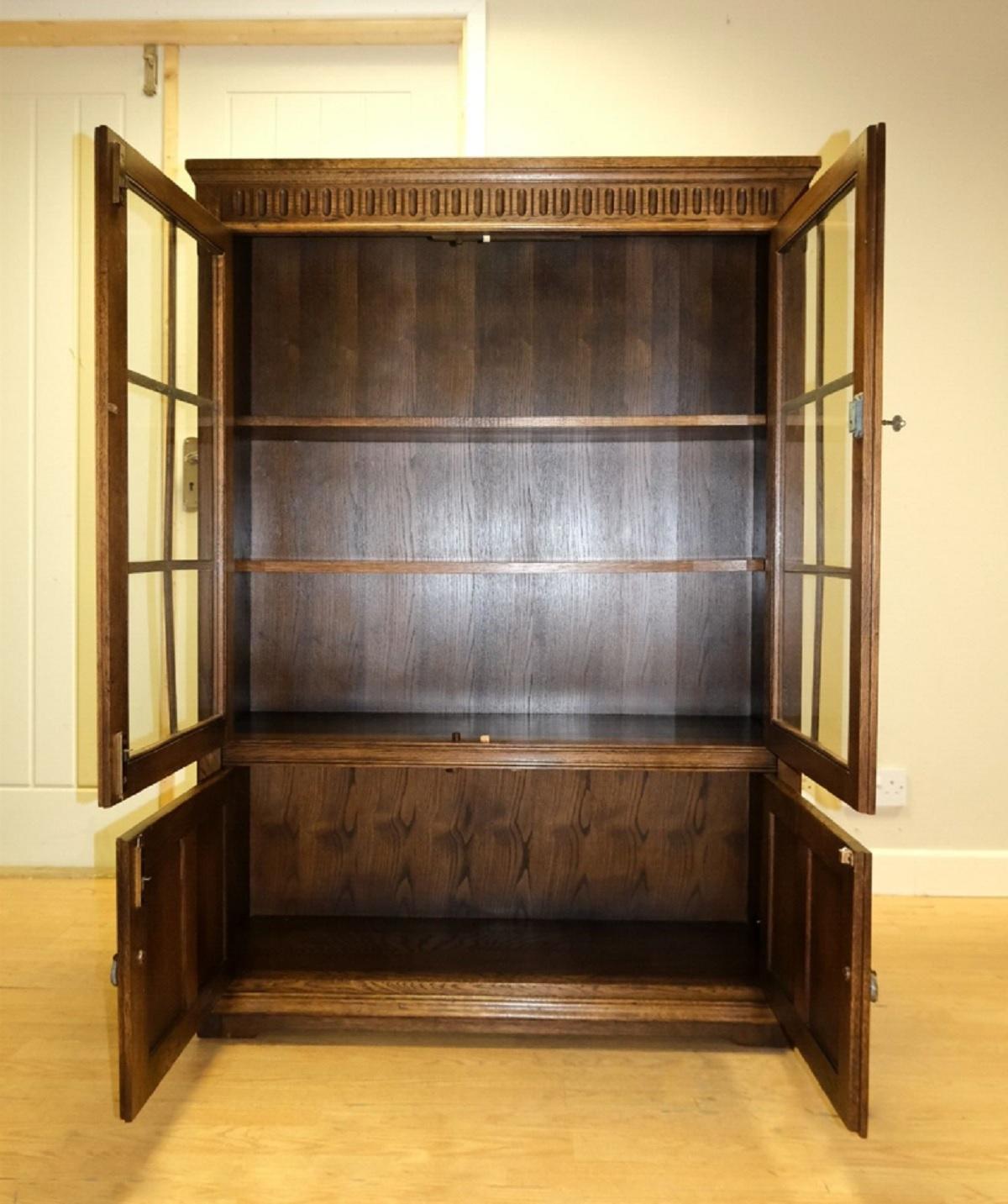LOVELY 20TH CENTURY BROWN OAK DiSPLAY CABINET WITH KEY & ADJUSTABLE SHELVES 2