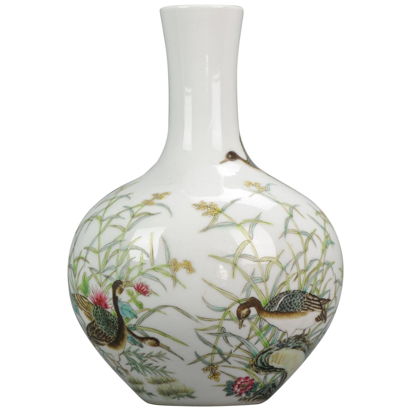 Ravissant vase en porcelaine chinoise PRoC du 20ème siècle avec des canards et des roches marqués
