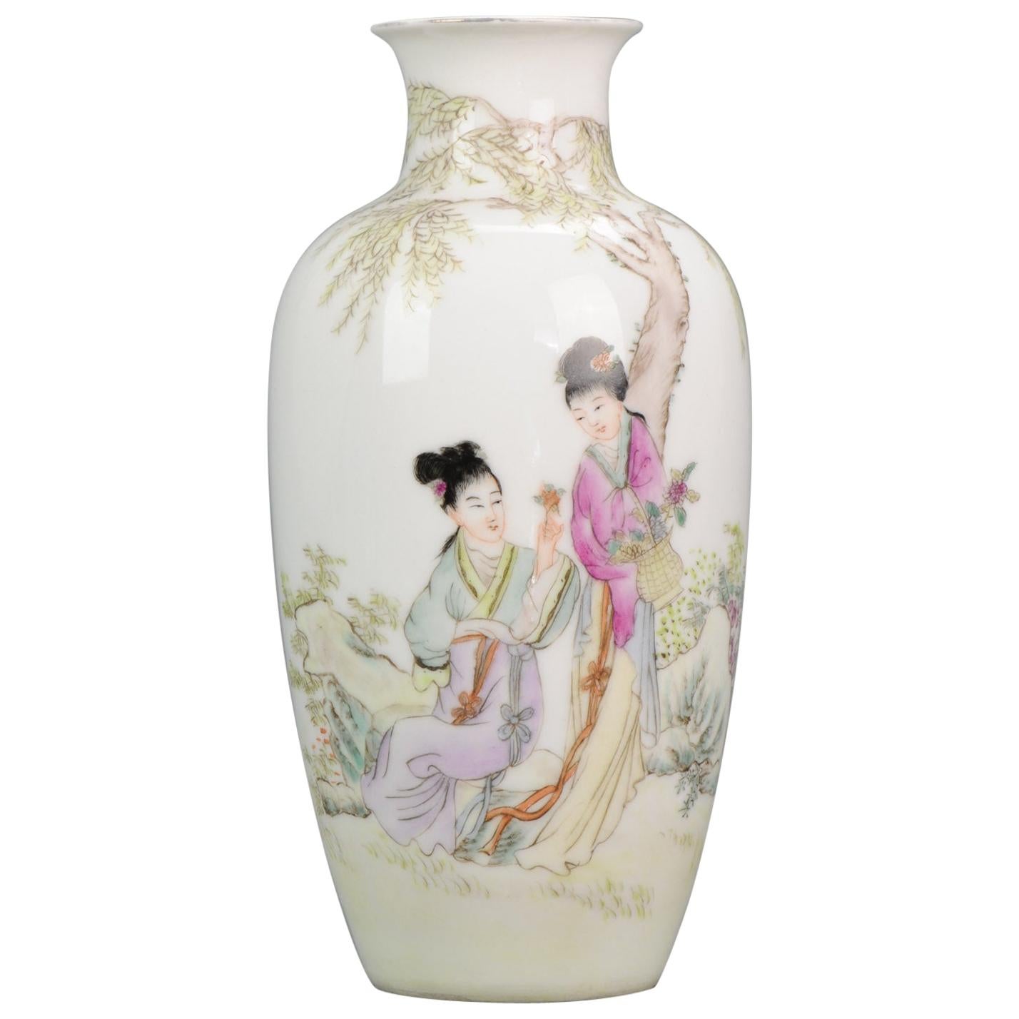 Schöne PRoC-Vase aus chinesischem Porzellan des 20. Jahrhunderts mit Damen und Kalligrafie