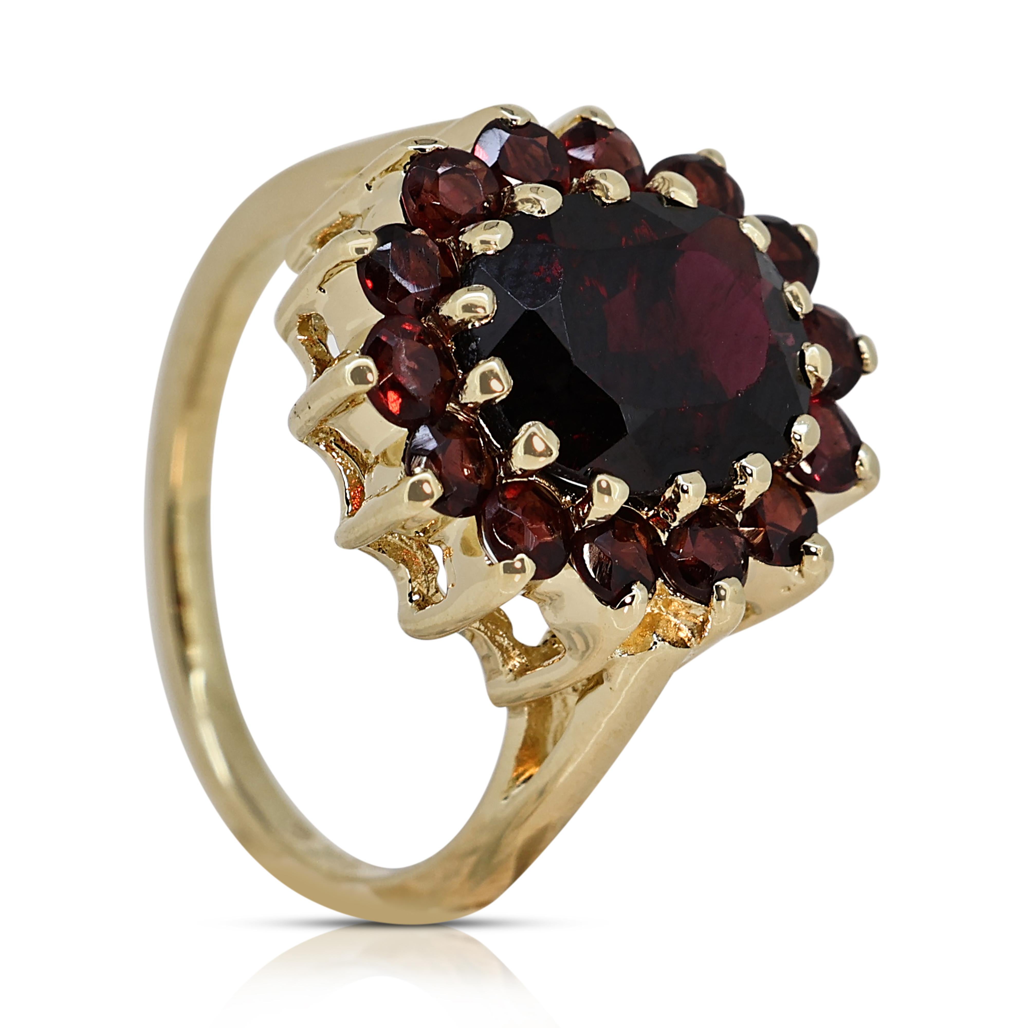 Taille ovale Jolie bague grappe de grenats de 2,43 carats en or jaune 14 carats en vente
