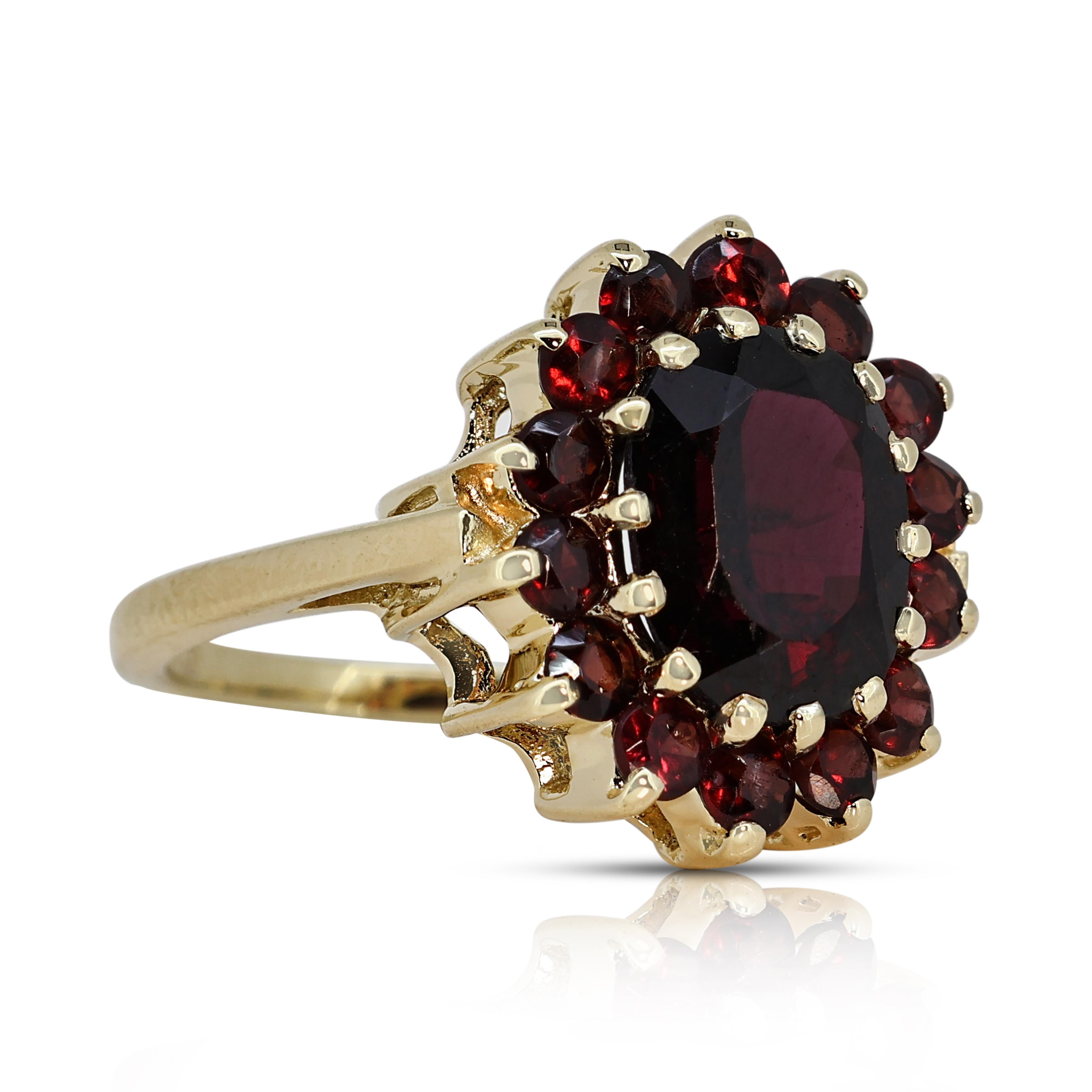 Jolie bague grappe de grenats de 2,43 carats en or jaune 14 carats Excellent état - En vente à רמת גן, IL