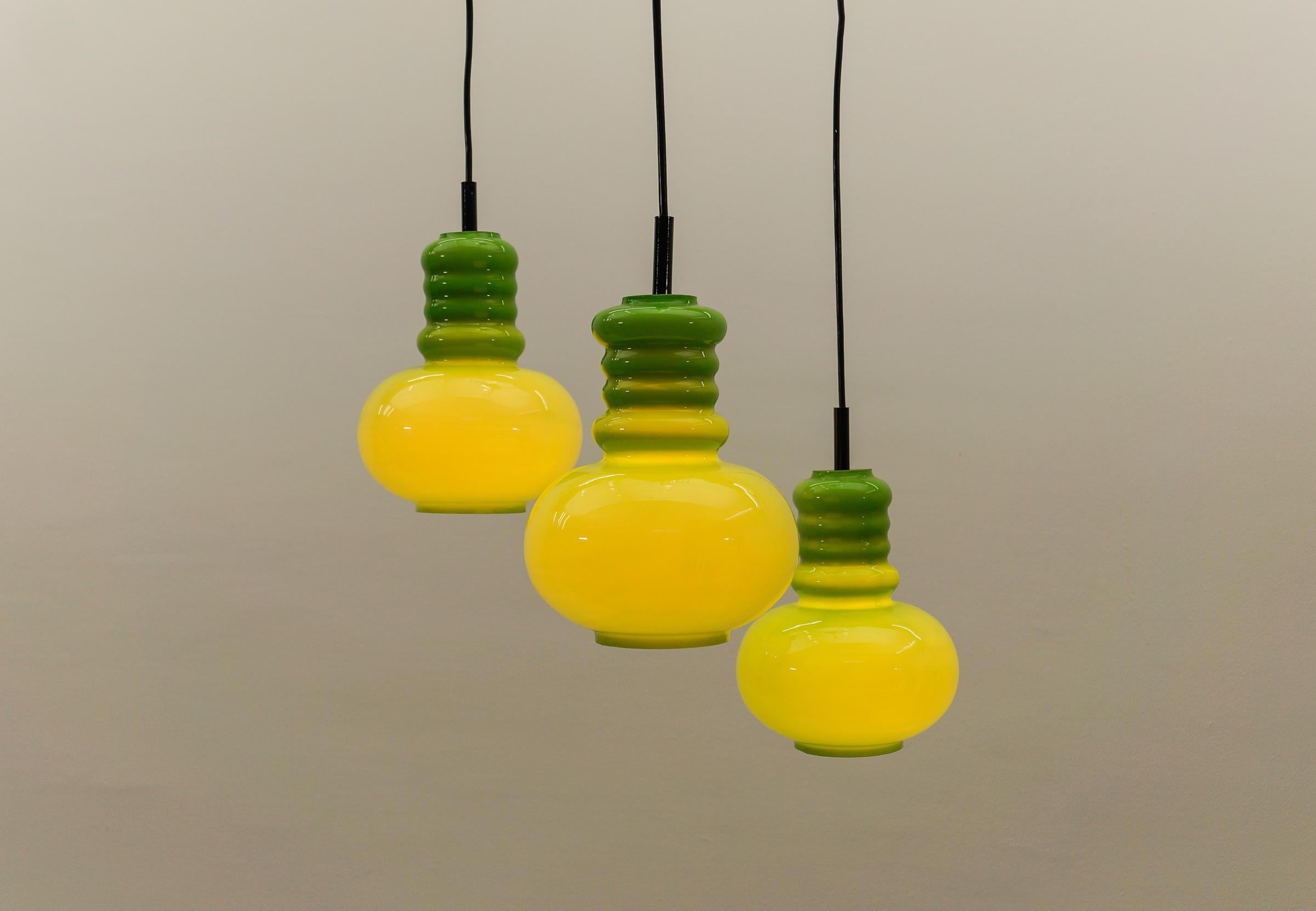 Preciosa lámpara de 3 luces en cascada de cristal verde manzana de Peill & Putzler, años 60 en venta 3