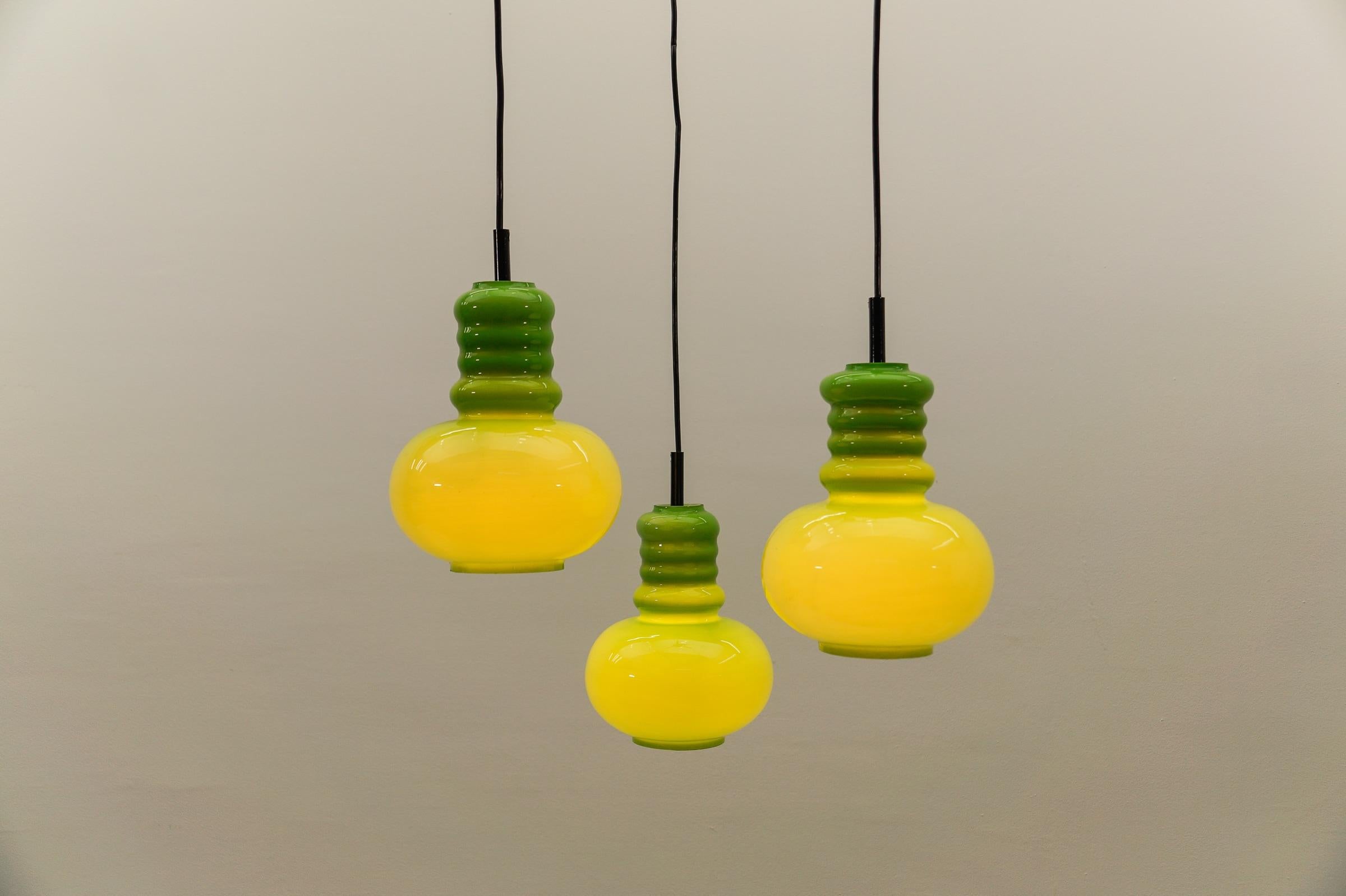 Preciosa lámpara de 3 luces en cascada de cristal verde manzana de Peill & Putzler, años 60 en venta 4