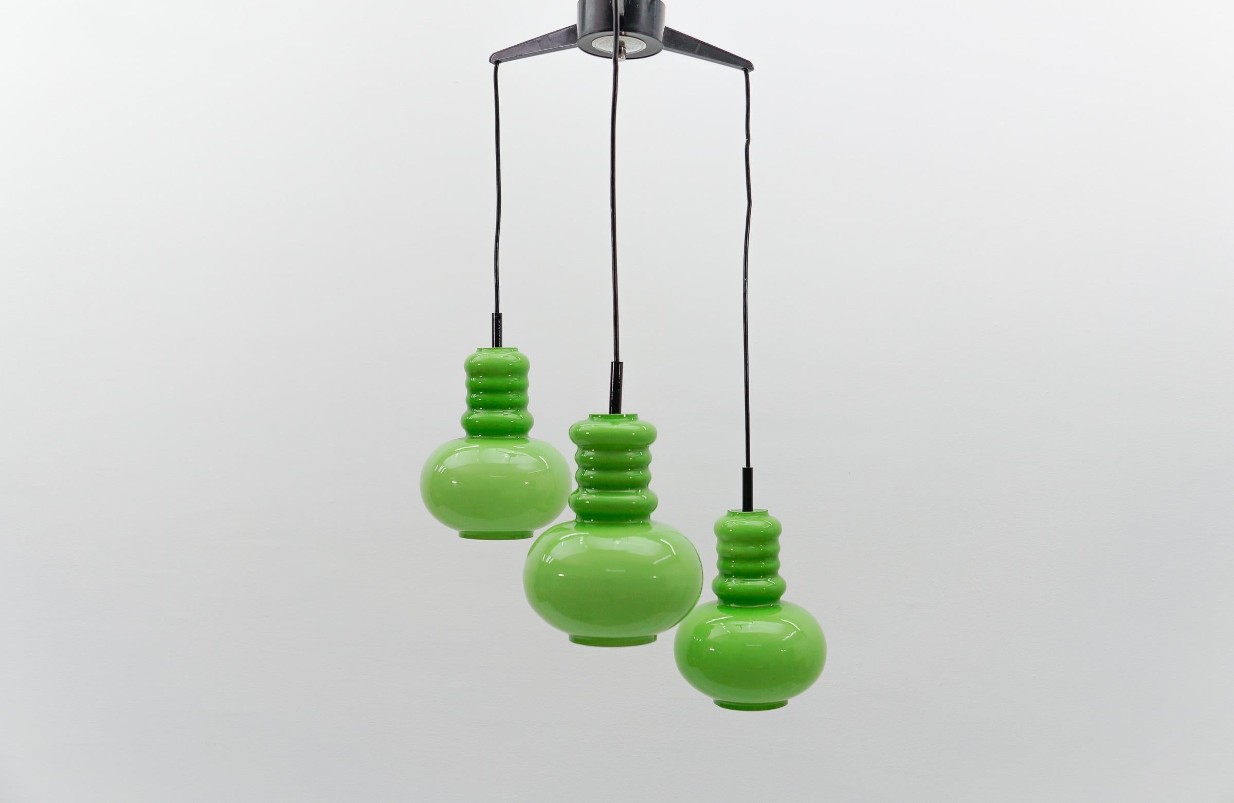 Preciosa lámpara de 3 luces en cascada de cristal verde manzana de Peill & Putzler, años 60 en venta 6