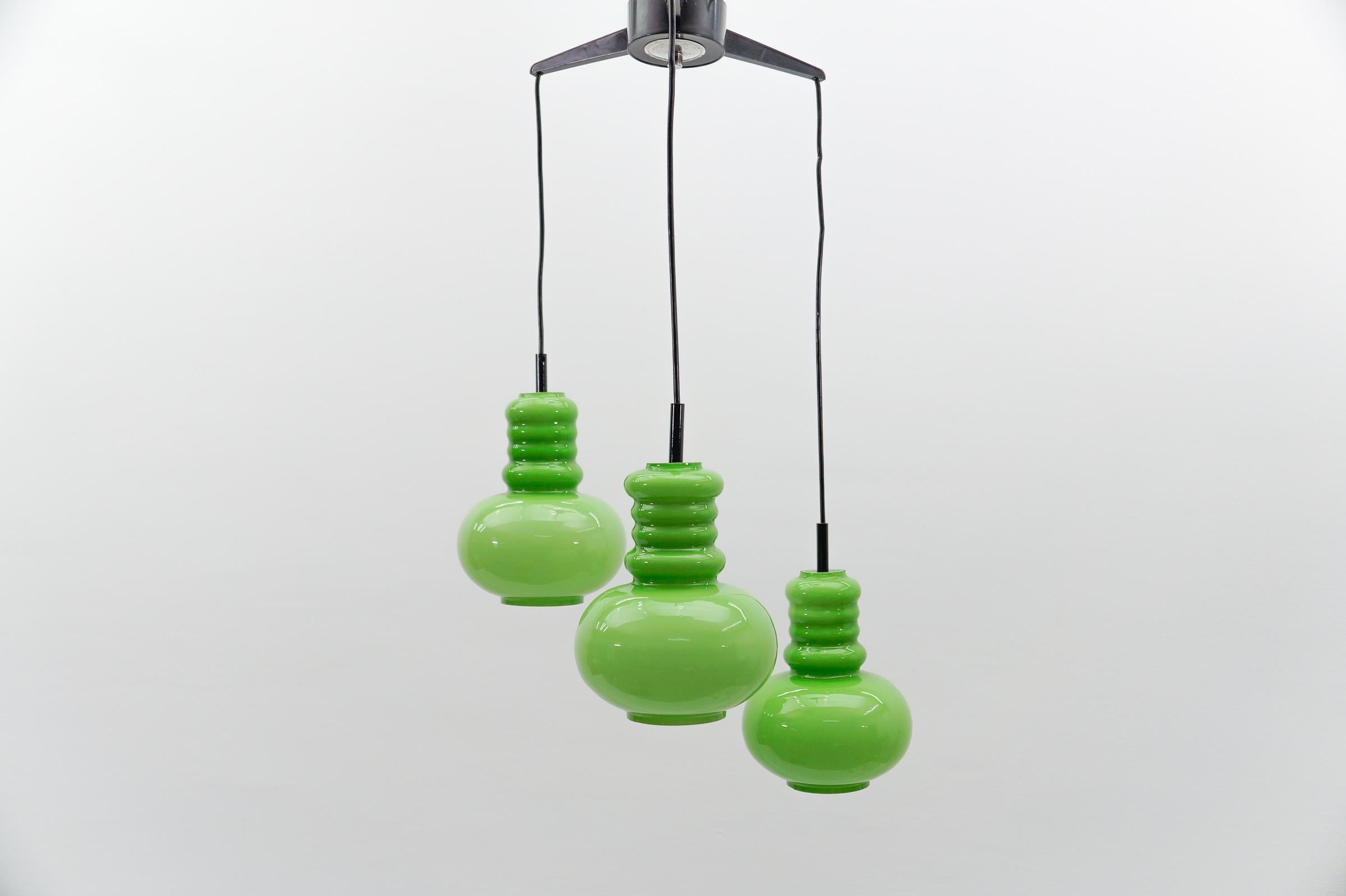 Preciosa lámpara de 3 luces en cascada de cristal verde manzana de Peill & Putzler, años 60 

La lámpara necesita 3 bombillas de rosca Edison E14 / E15, está cableada, en buen estado y funciona con 110 / 230 voltios.

Las bombillas no están