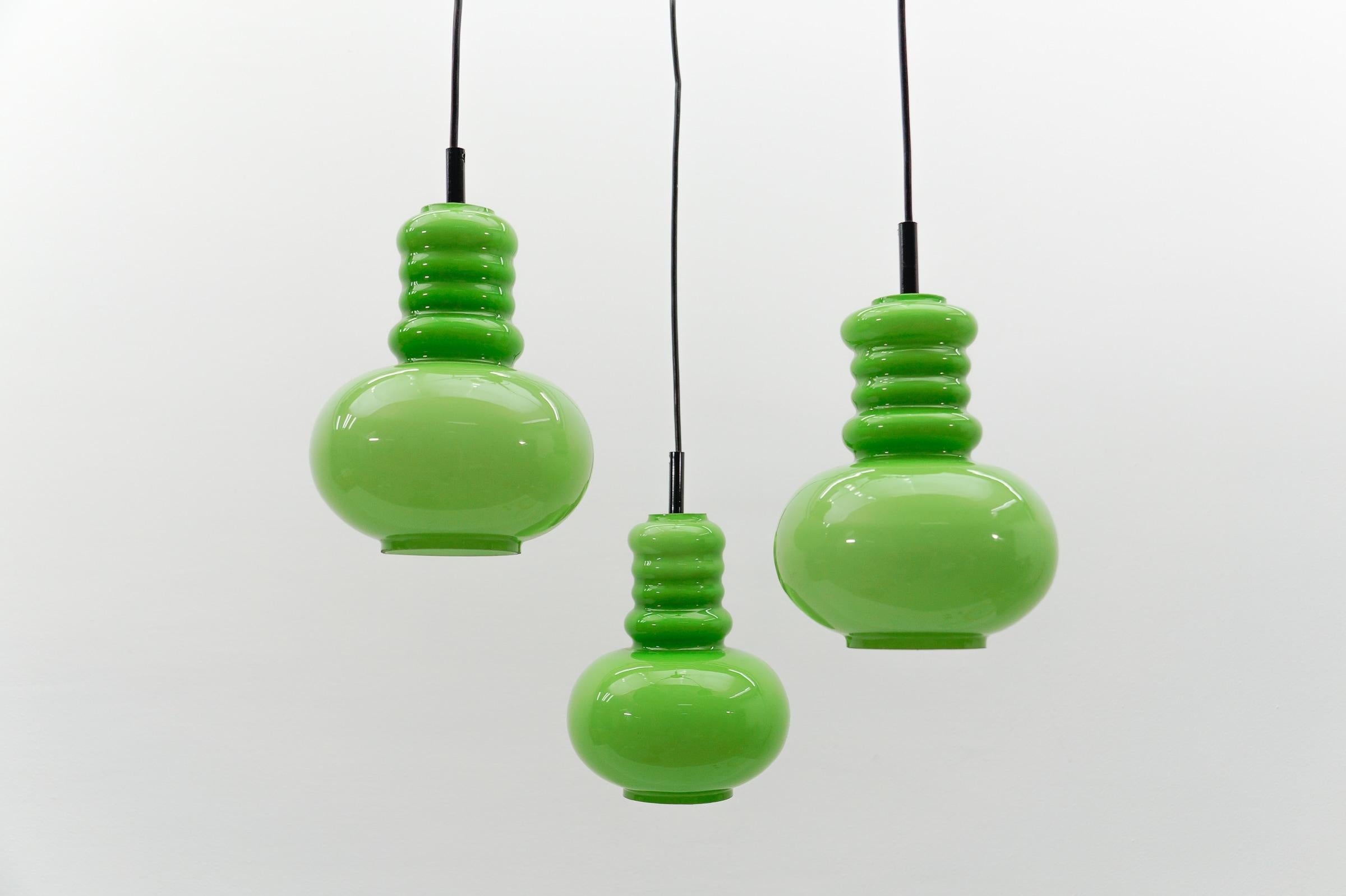 Preciosa lámpara de 3 luces en cascada de cristal verde manzana de Peill & Putzler, años 60 Moderno de mediados de siglo en venta