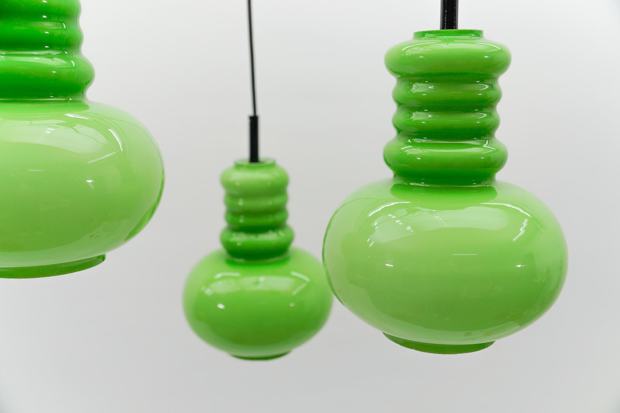 Preciosa lámpara de 3 luces en cascada de cristal verde manzana de Peill & Putzler, años 60 Alemán en venta