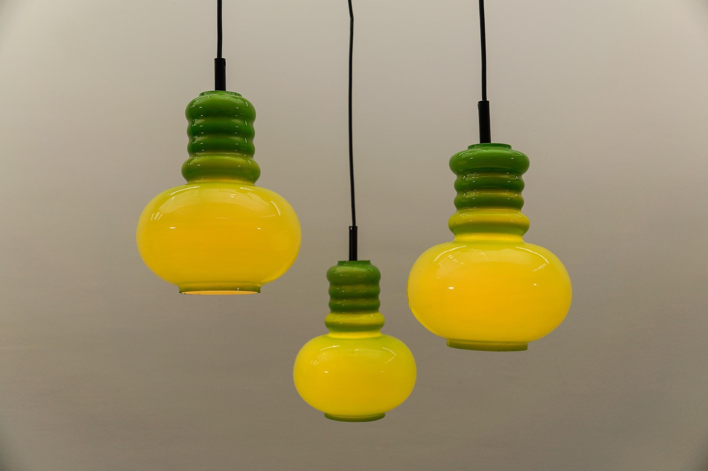 Preciosa lámpara de 3 luces en cascada de cristal verde manzana de Peill & Putzler, años 60 en Bueno estado para la venta en Nürnberg, Bayern