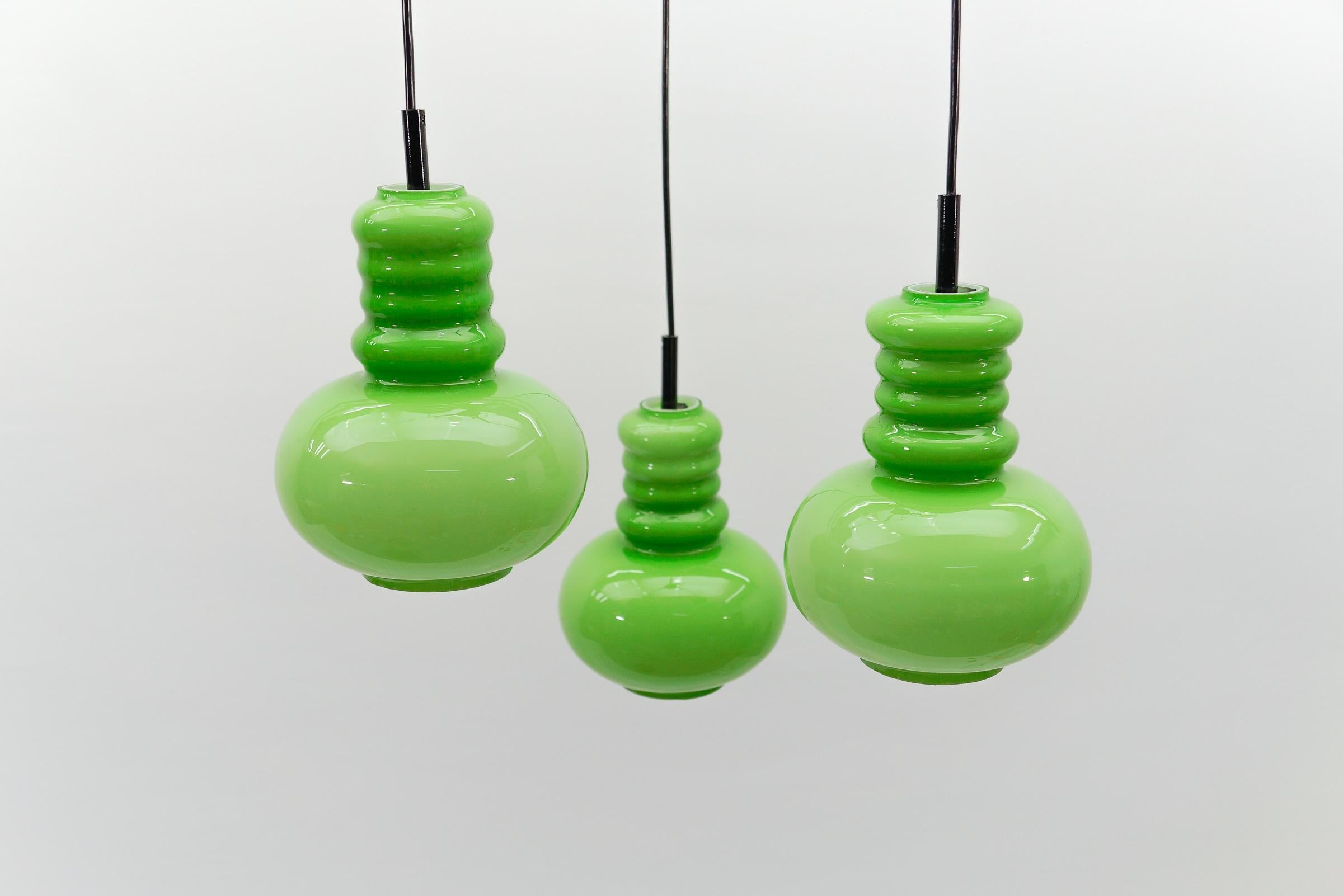 Preciosa lámpara de 3 luces en cascada de cristal verde manzana de Peill & Putzler, años 60 mediados del siglo XX en venta