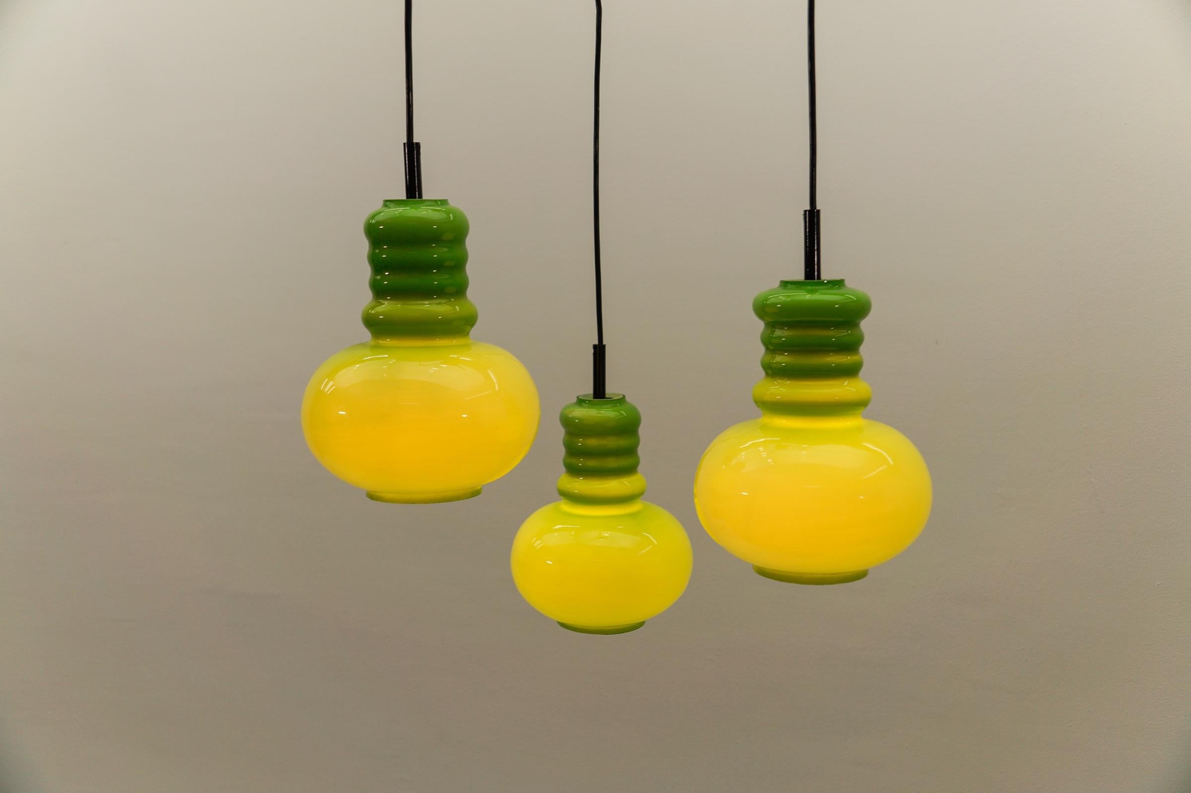 Preciosa lámpara de 3 luces en cascada de cristal verde manzana de Peill & Putzler, años 60 Metal en venta