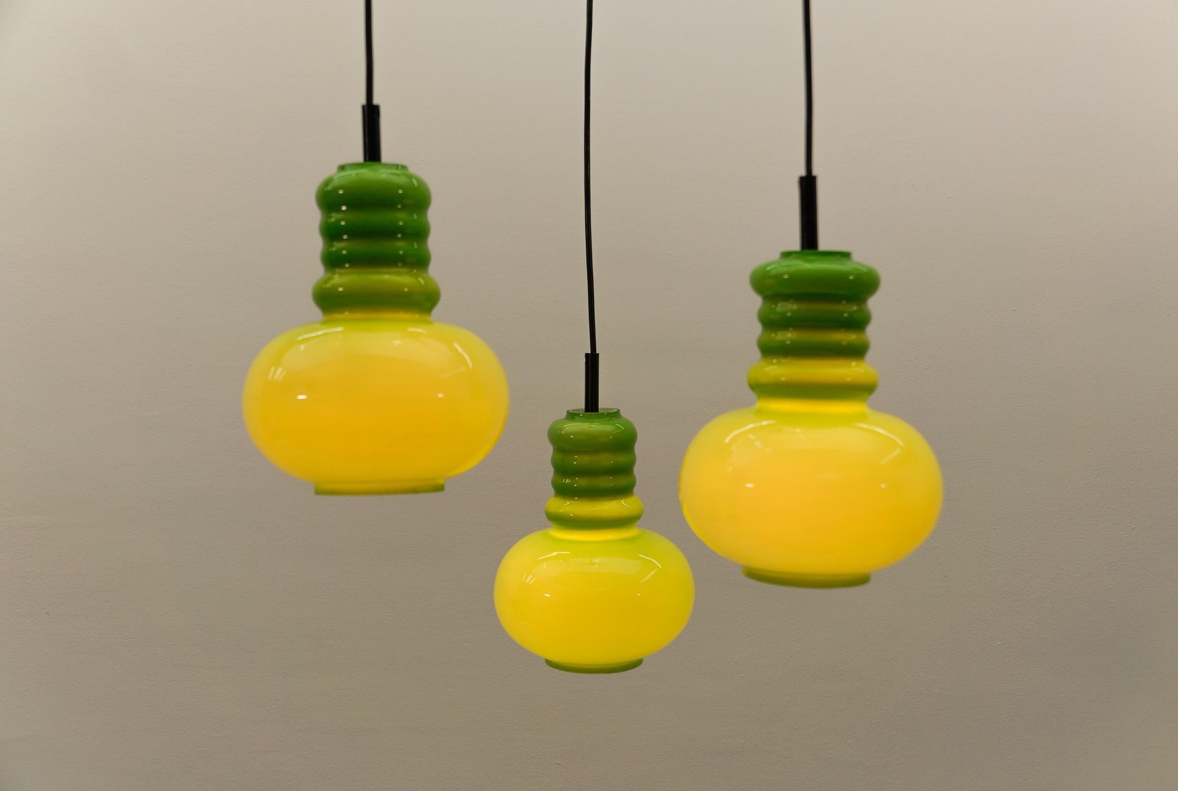 Preciosa lámpara de 3 luces en cascada de cristal verde manzana de Peill & Putzler, años 60 en venta 1