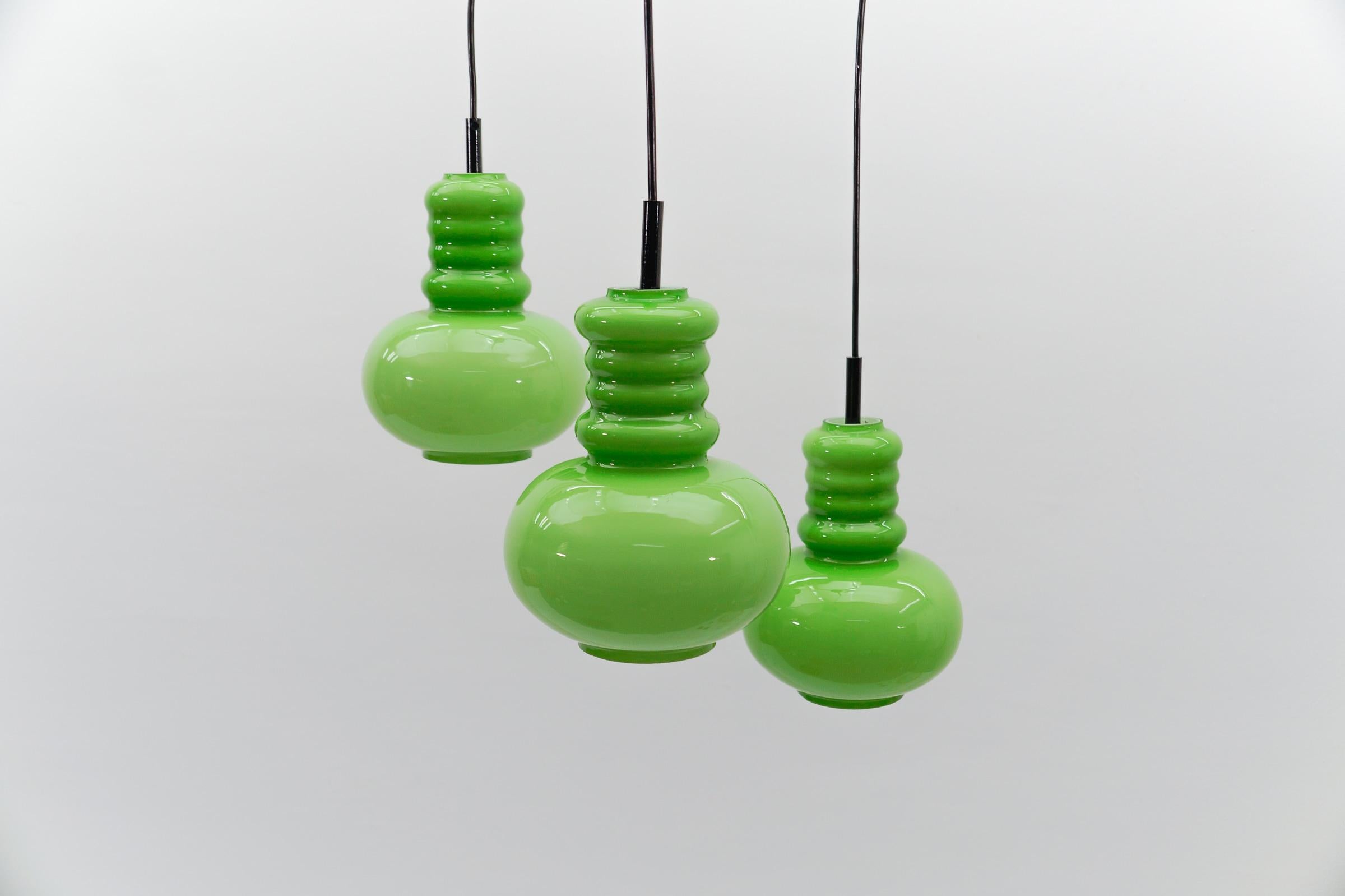 Preciosa lámpara de 3 luces en cascada de cristal verde manzana de Peill & Putzler, años 60 en venta 2