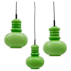 Preciosa lámpara de 3 luces en cascada de cristal verde manzana de Peill & Putzler, años 60