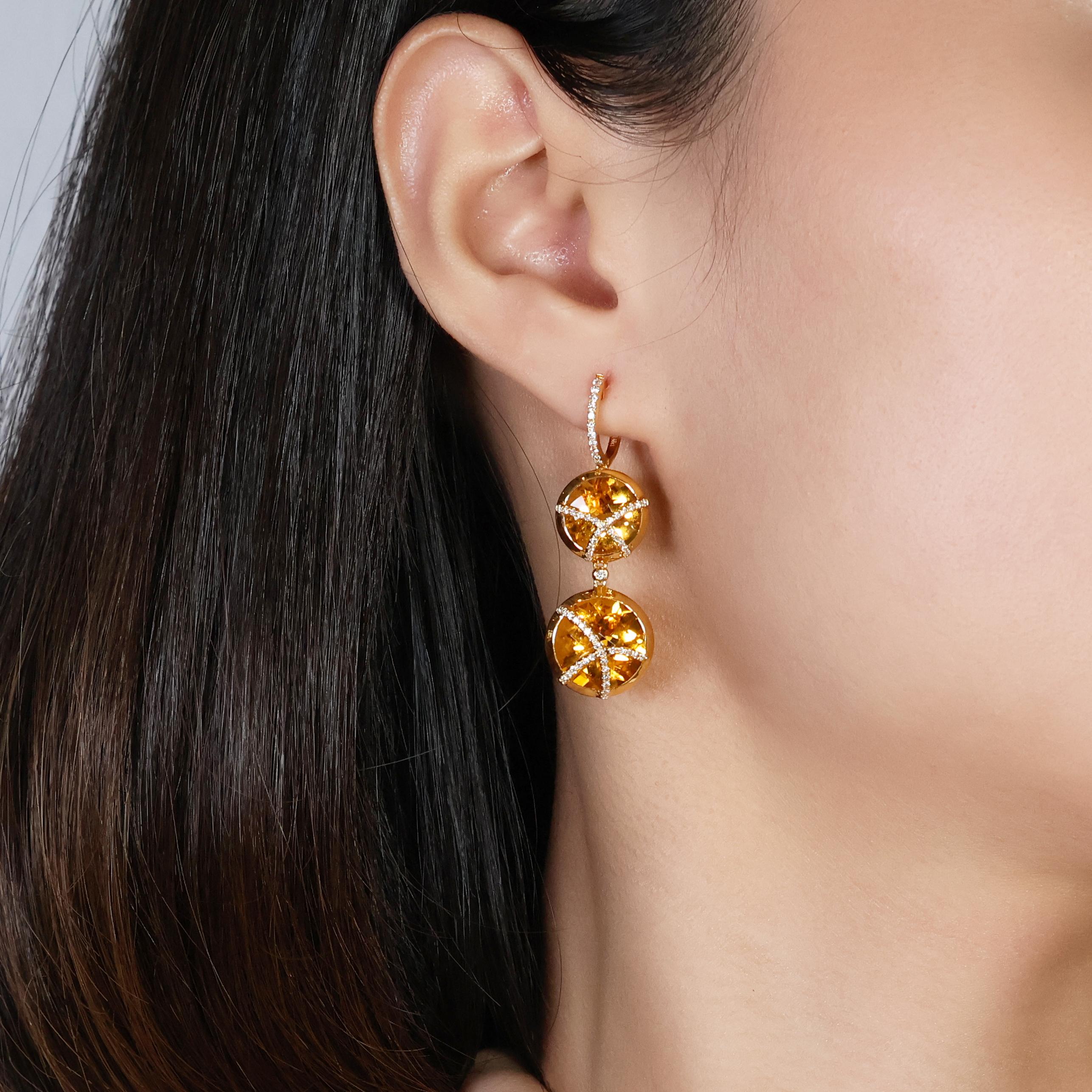 This exquisite 18k yellow gold ring showcases the brilliance of 4 pcs of round brilliant cut citrines, boasting a total carat weight of 29.60ct in a captivating orange hue. These stunning centerpieces are complemented by a dazzling halo of 120 pcs