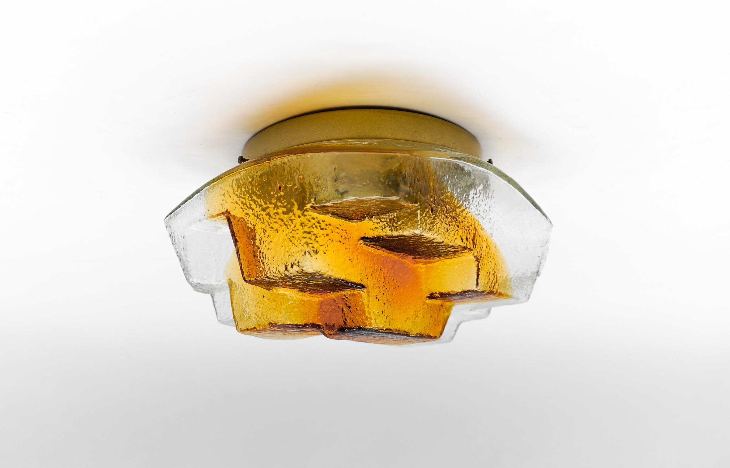 Awesome 3D Flush Mount in Orange and Clear Glass, 1960s

Dimensions
Height: 5.90 in. (15 cm)
Width: 9.05 in. (23 cm)

The fixture need 1 x E27 standard bulb with 60W max.

Light bulbs are not included. 
It is possible to install this fixture in all