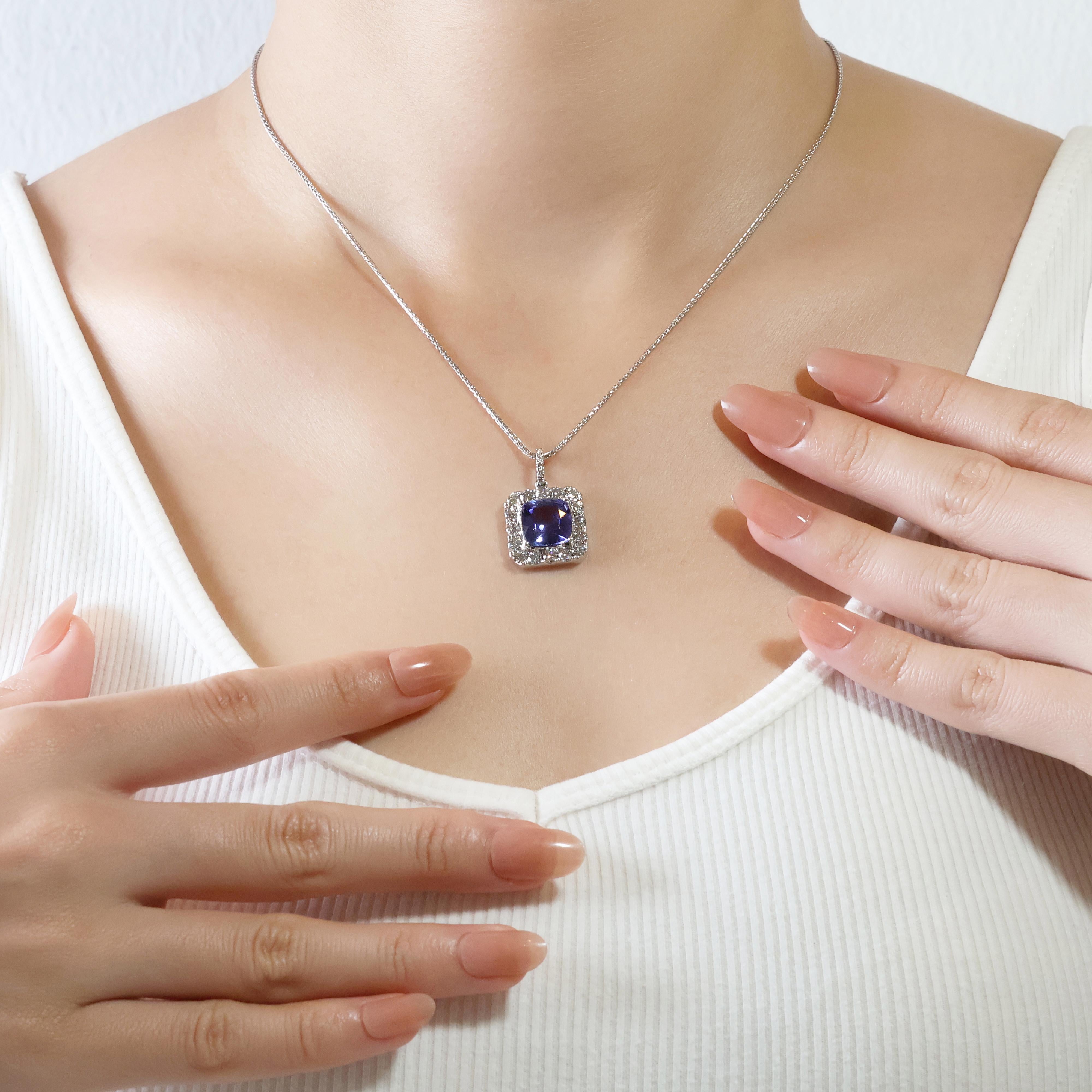 Lovely 4 carats & 95 points Tanzanite & Natural Diamond Pendant For Sale 3