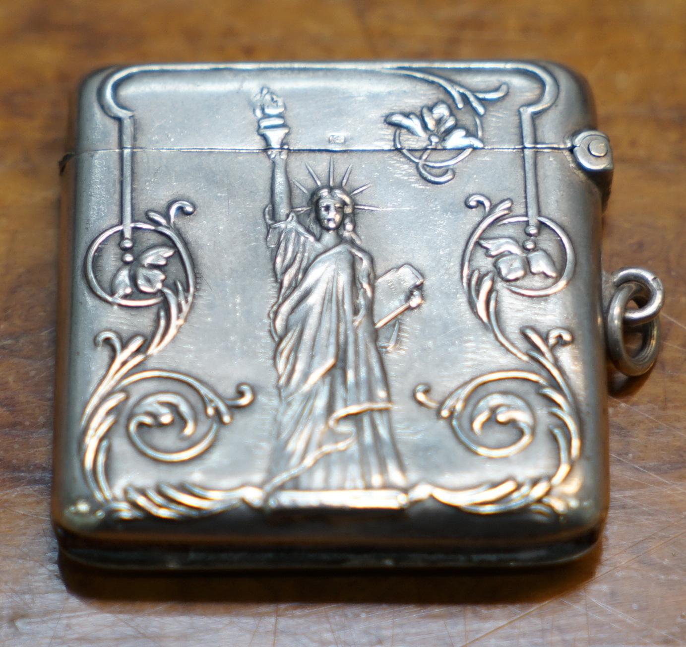 We are delighted to offer for sale this stunning handmade solid silver 800-grade vesta case depicting the statue of Liberty

A good looking well made and decorative collectable piece

Dimensions:

Height 4.25cm

Width 5cm

Depth