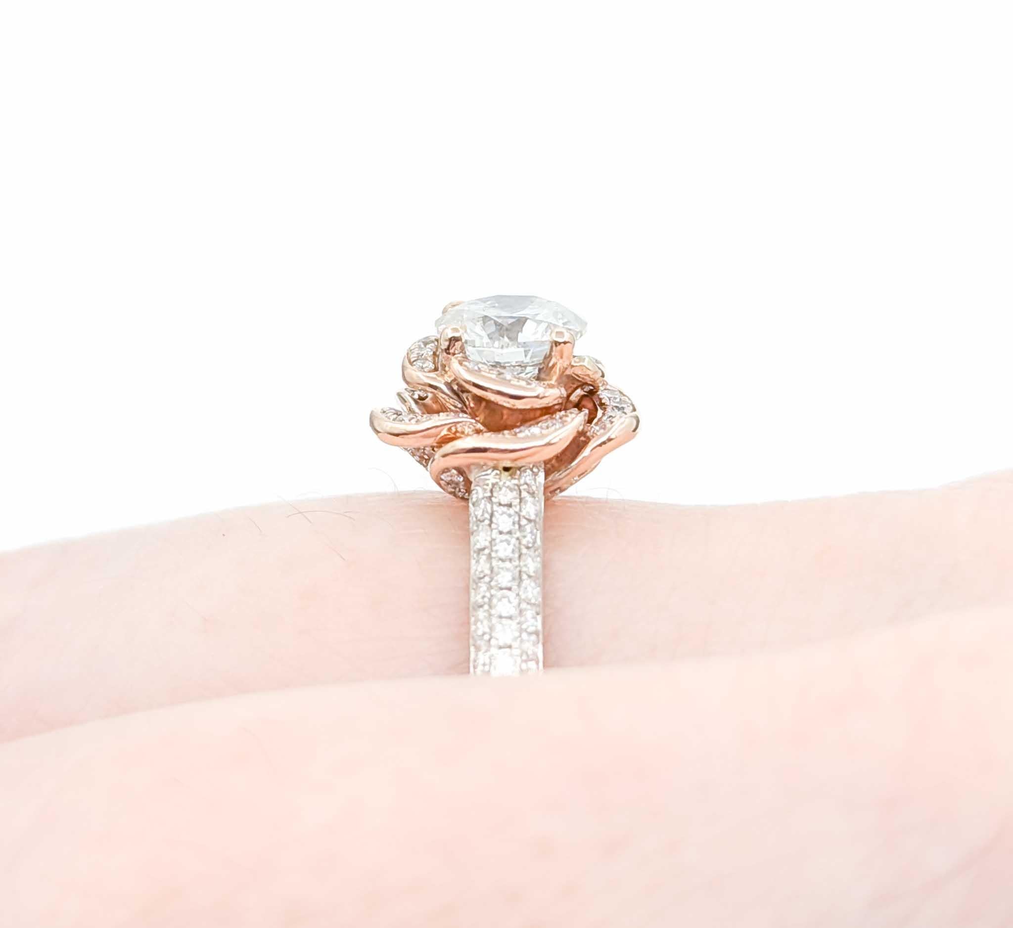 Contemporain Bague en or bicolore avec fleur de rose et diamant de 0,92ct en vente