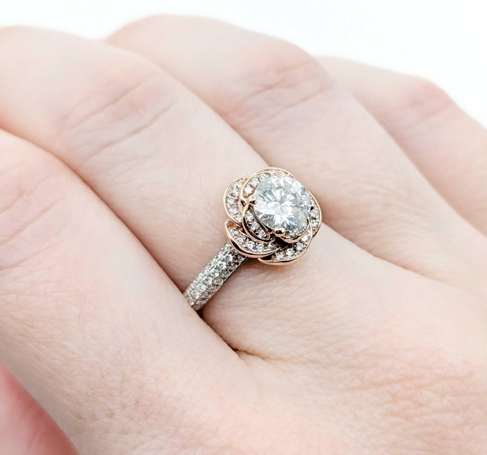 Taille ronde Bague en or bicolore avec fleur de rose et diamant de 0,92ct en vente