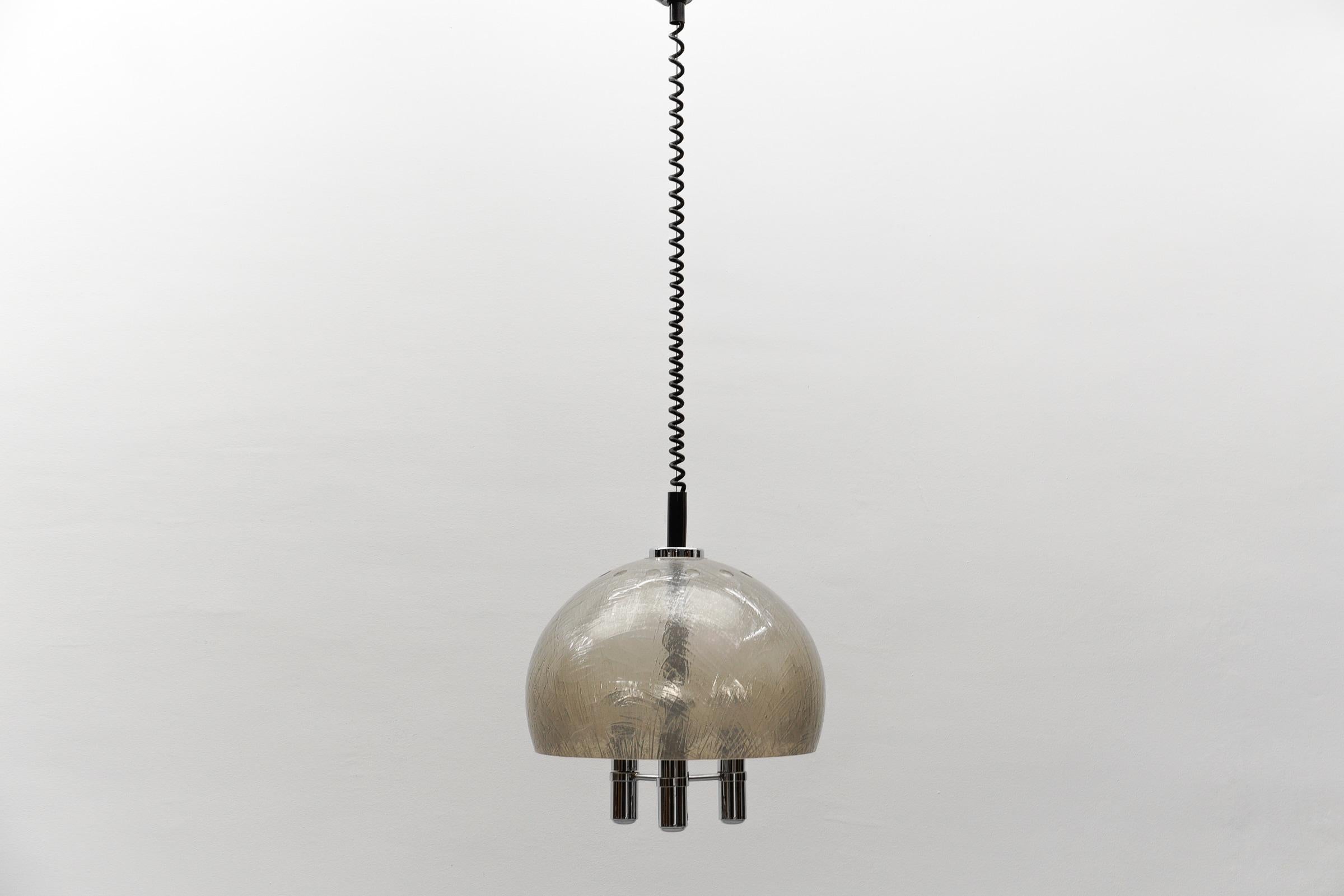 Graziosa lampada a sospensione in acrilico e cromo, anni '60

Altezza regolabile da 105 a 180 cm.

Realizzata in acciaio cromato massiccio, la lampada è dotata di 3 prese per lampadine a vite E27 / E26 Edison, è cablata, funzionante e funziona sia a