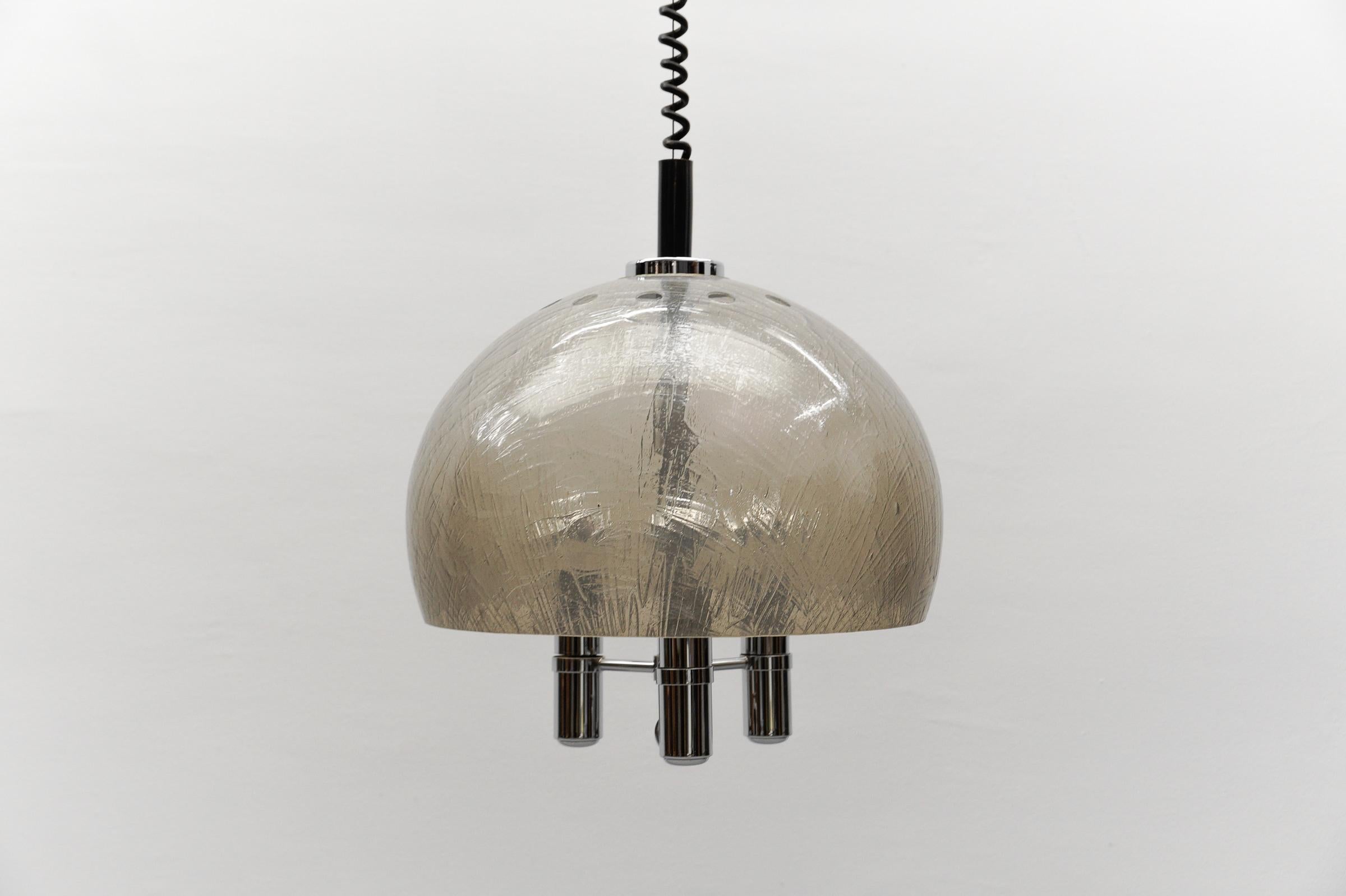 Graziosa lampada a sospensione in acrilico e cromo, anni '60 In condizioni buone in vendita a Nürnberg, Bayern