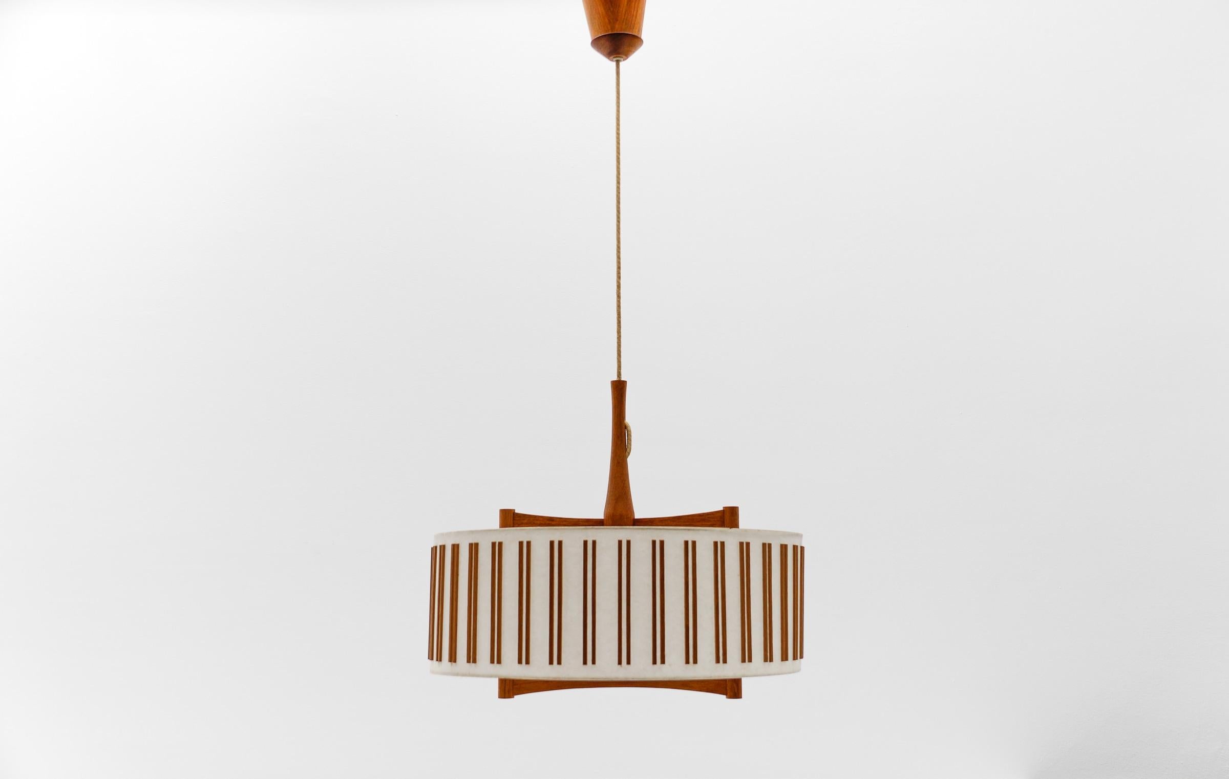 Large shapely teak lamp with jute cord weave.

Adjustable from 95cm to 166cm. 

The lamp is executed with one E27 Edison screw fit bulb. It is wired and in working condition. It runs both on 110 / 230 volt.

The small recess on the baldachin is for