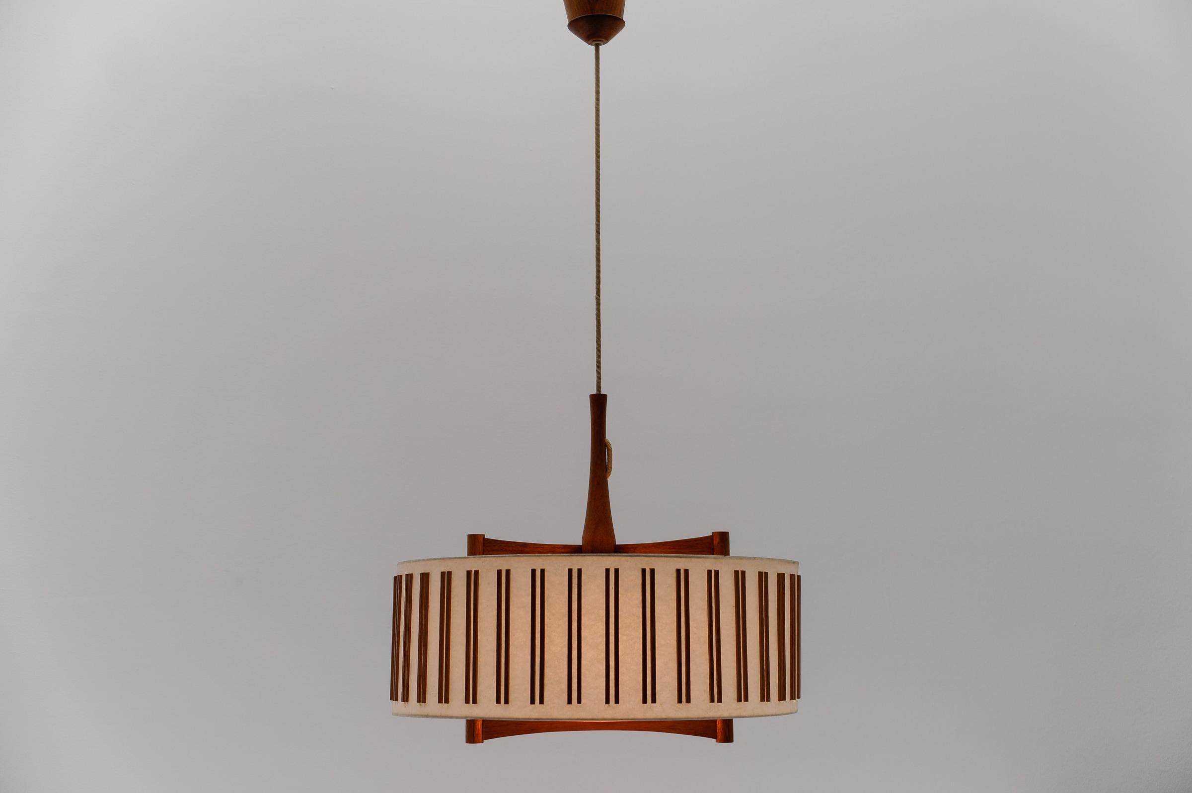 Svizzero Graziosa lampada da soffitto regolabile in stile giapponese realizzata in teak da Temde Swiss, anni '60 in vendita