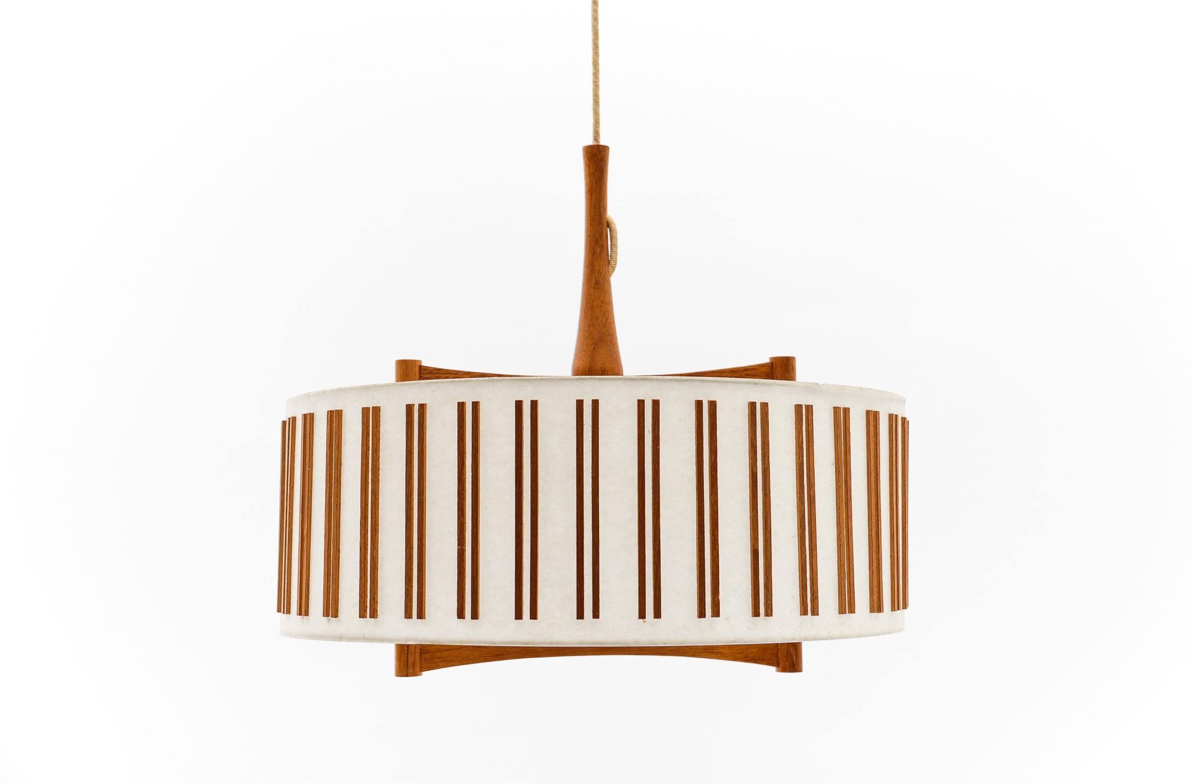 Metà XX secolo Graziosa lampada da soffitto regolabile in stile giapponese realizzata in teak da Temde Swiss, anni '60 in vendita