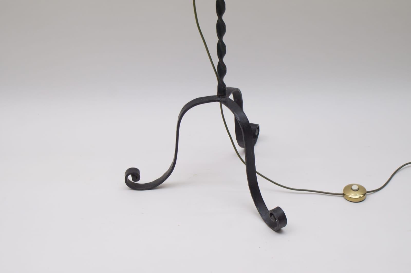 Ravissant lampadaire réglable en fer forgé attribué à Raymond Subes en vente 7