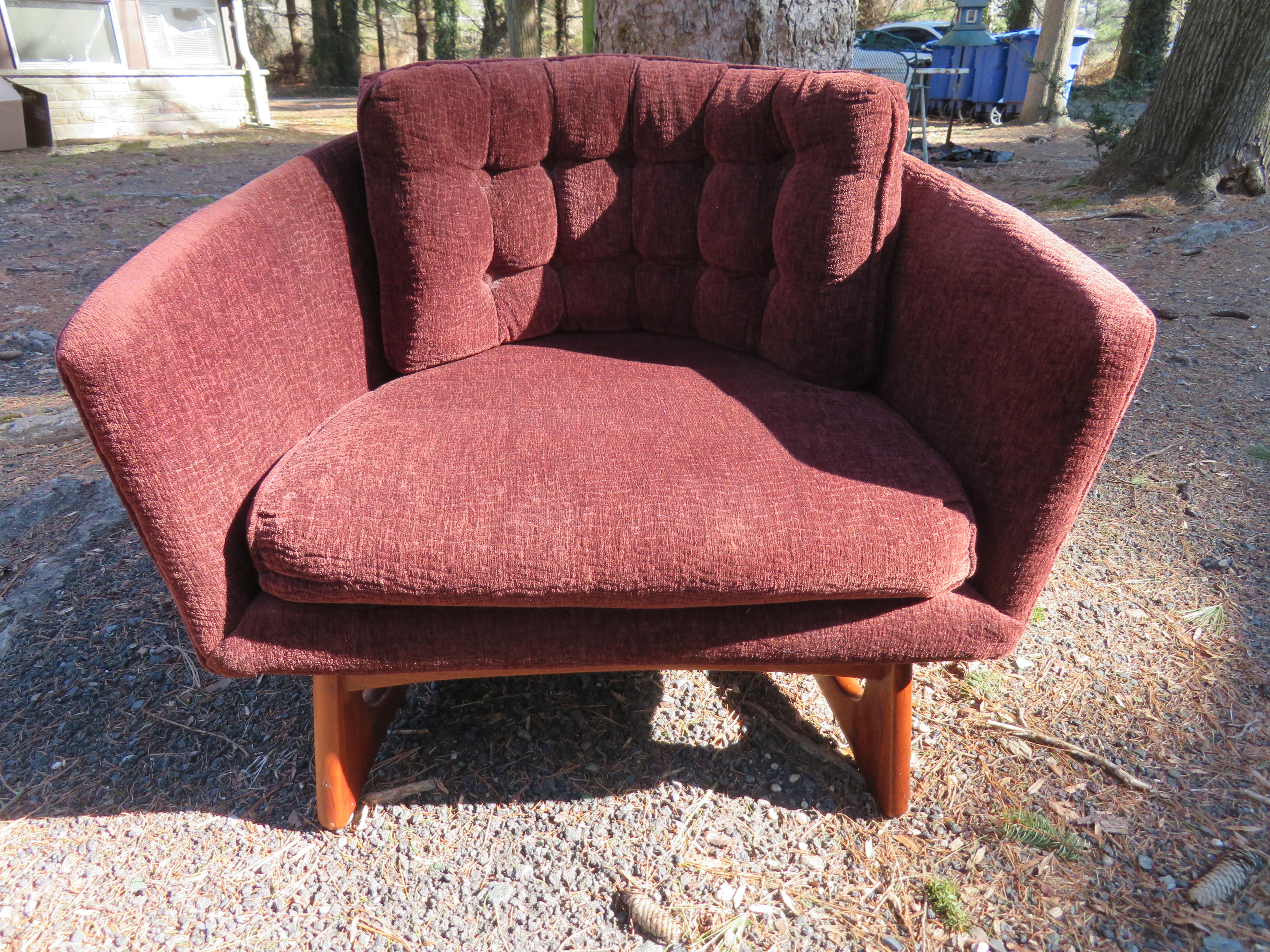 Lovely Adrian Pearsall Barrel Back Walnut Lounge Chair Mid-Century Modern In Good Condition For Sale In Pemberton, NJ