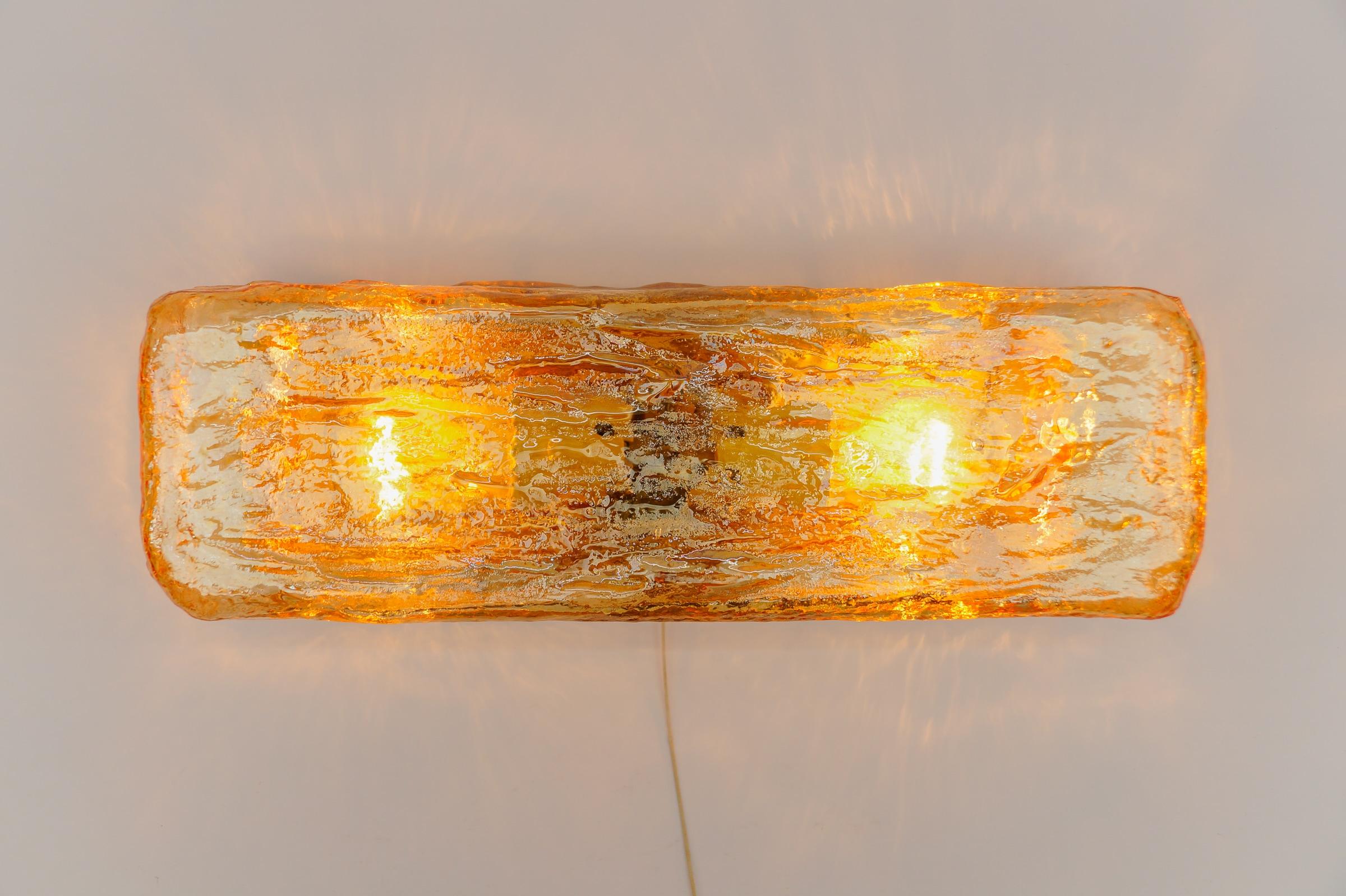 Preciosa lámpara de pared o aplique de cristal ámbar, años 60 en venta 3
