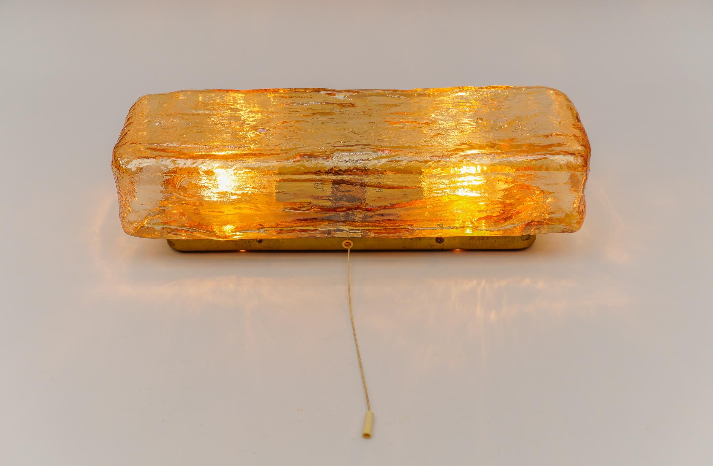 Preciosa lámpara de pared o aplique de cristal ámbar, años 60 Moderno de mediados de siglo en venta