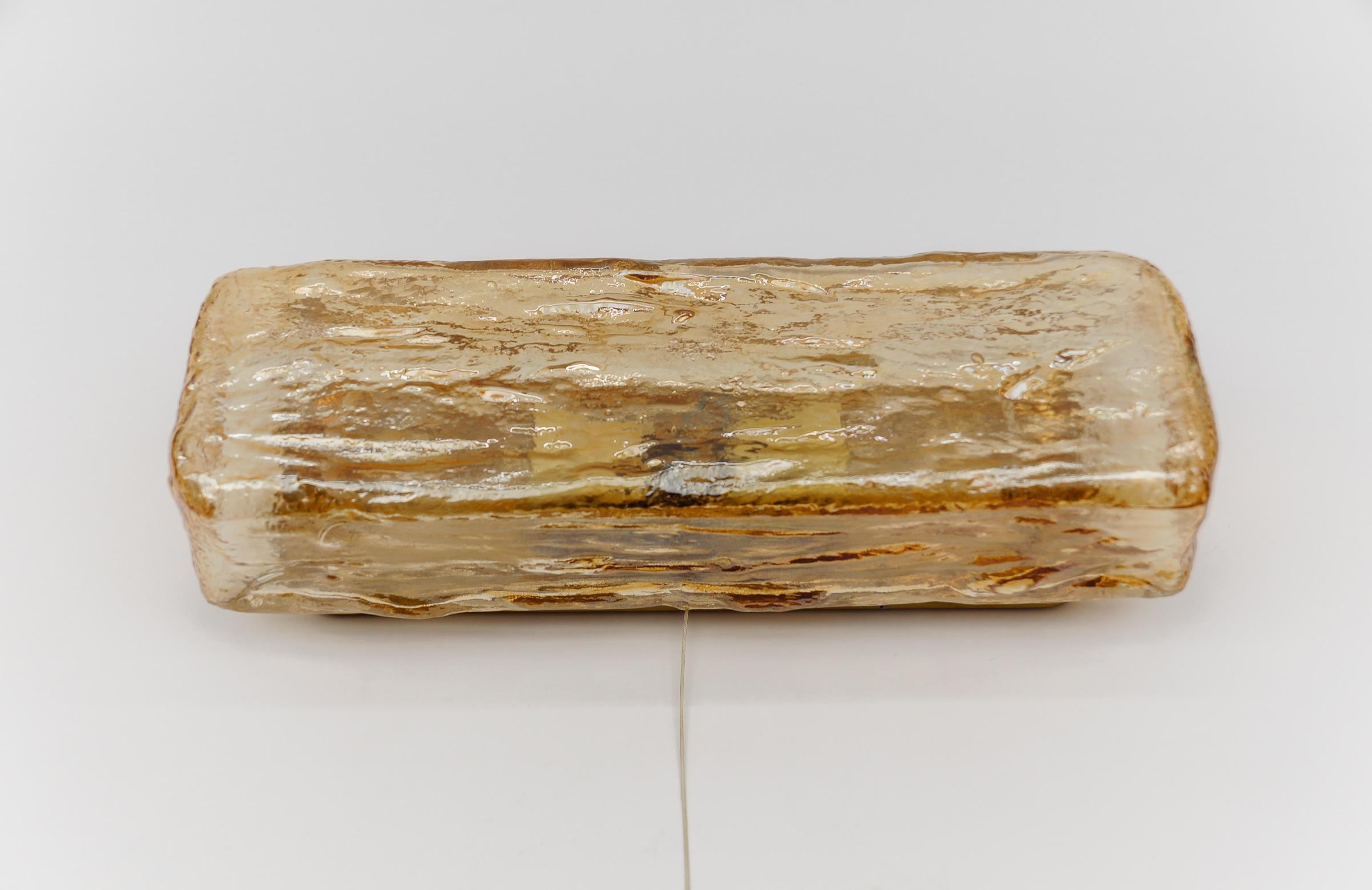 Preciosa lámpara de pared o aplique de cristal ámbar, años 60 Alemán en venta
