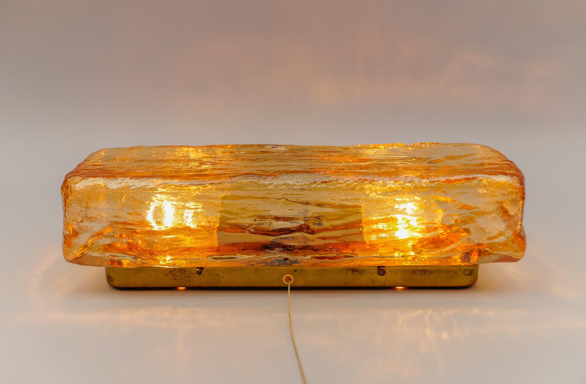 Preciosa lámpara de pared o aplique de cristal ámbar, años 60 en venta 1