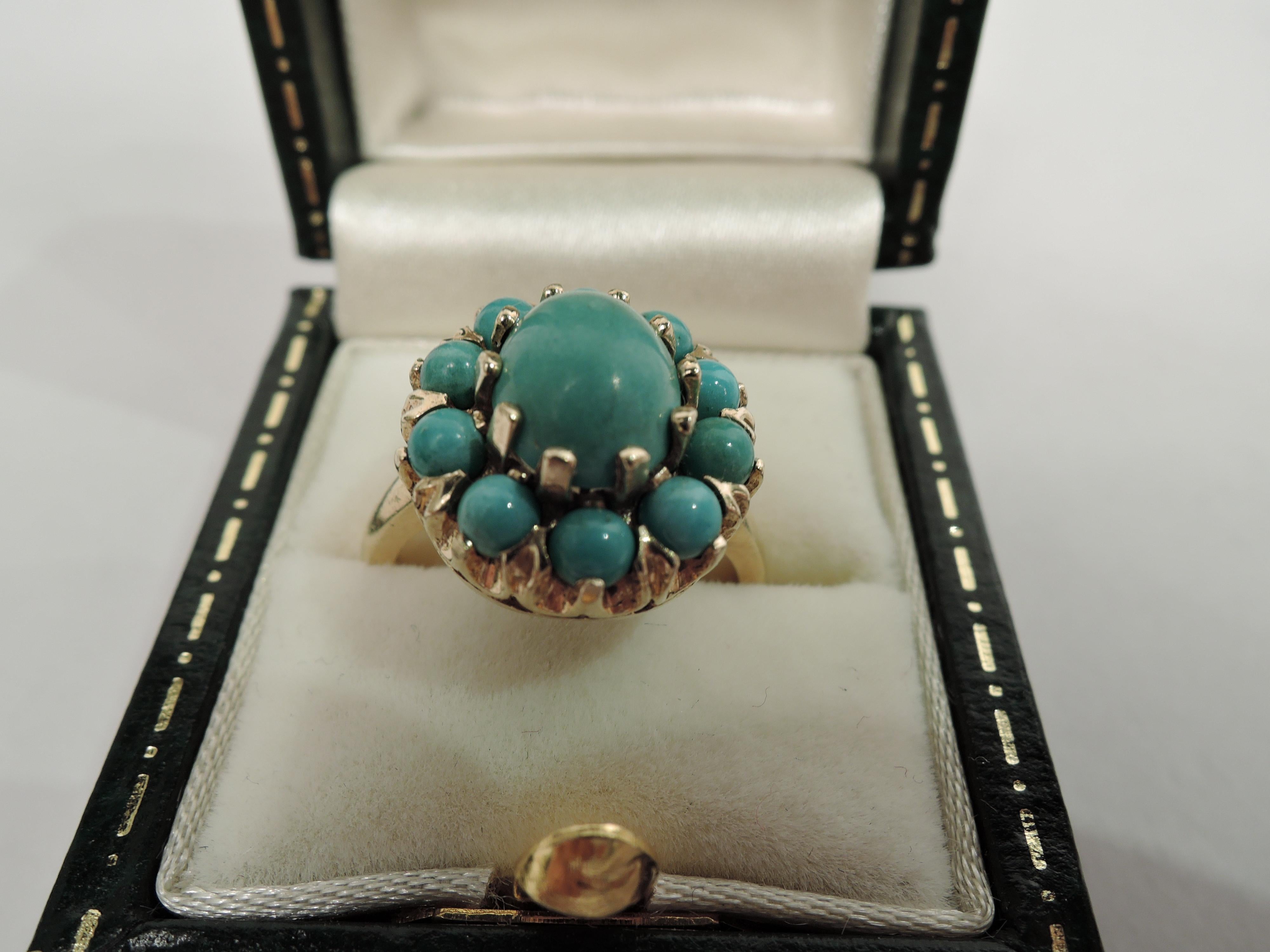 Lovely American lady’s ring. Oval turquoise bordered by ten small and round turquoise beads. Band is 14k yellow gold. United States, ca 1940s. Hallmarked.
